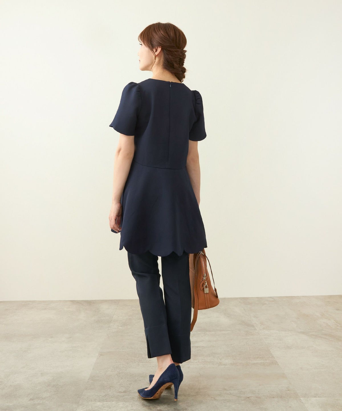 新色追加手洗い可ブラウスレディースファッショントップスおしゃれオフィスエレガントきれいめ長め体型カバー白黒春Vネックジョイントスペース