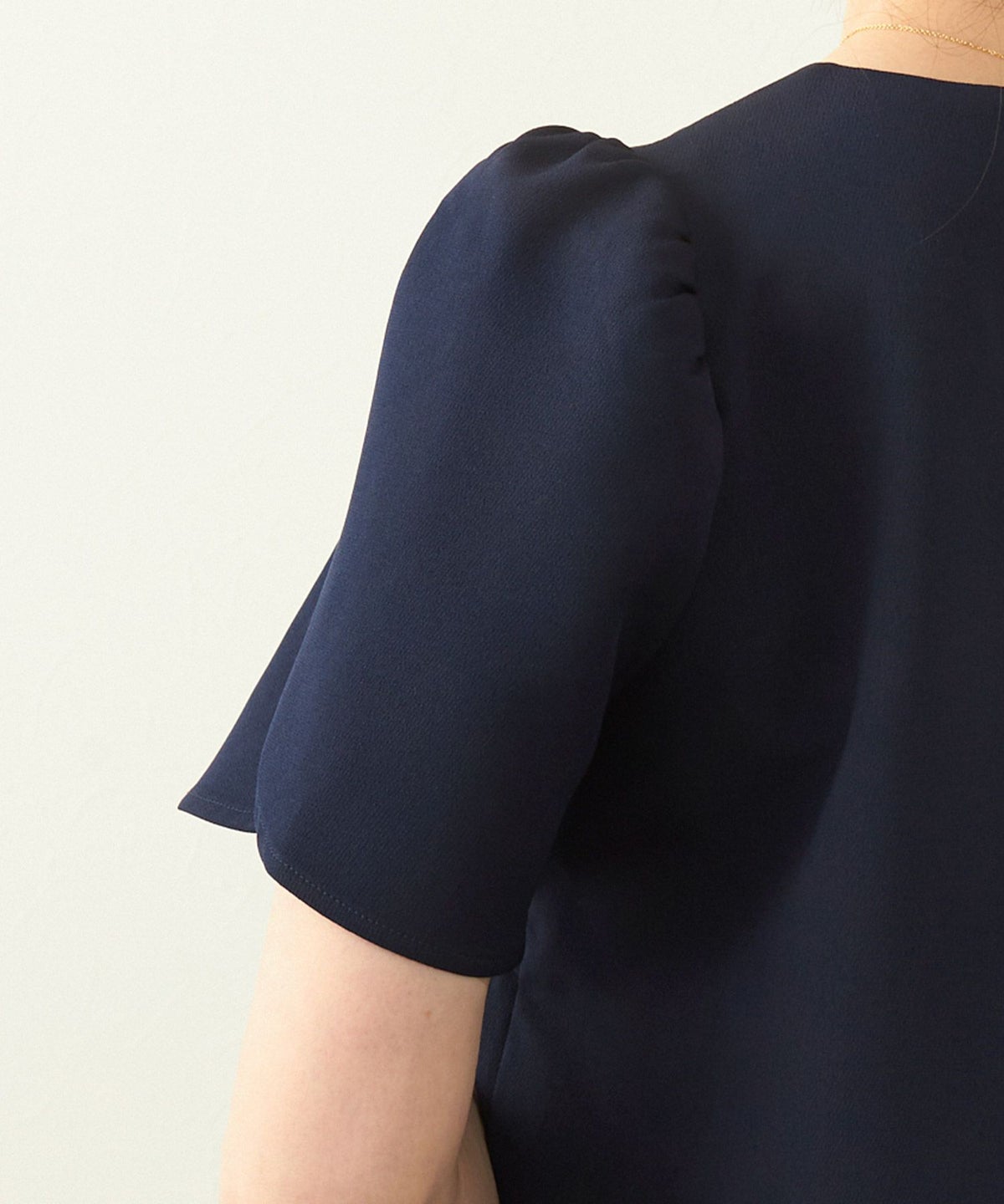 新色追加手洗い可ブラウスレディースファッショントップスおしゃれオフィスエレガントきれいめ長め体型カバー白黒春Vネックジョイントスペース