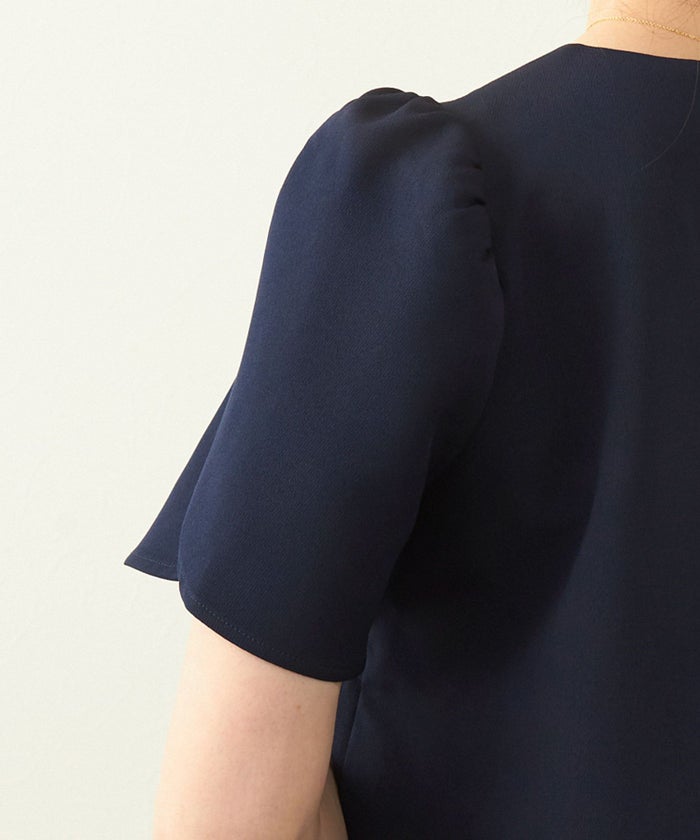 新色追加手洗い可ブラウスレディースファッショントップスおしゃれオフィスエレガントきれいめ長め体型カバー白黒春Vネックジョイントスペース