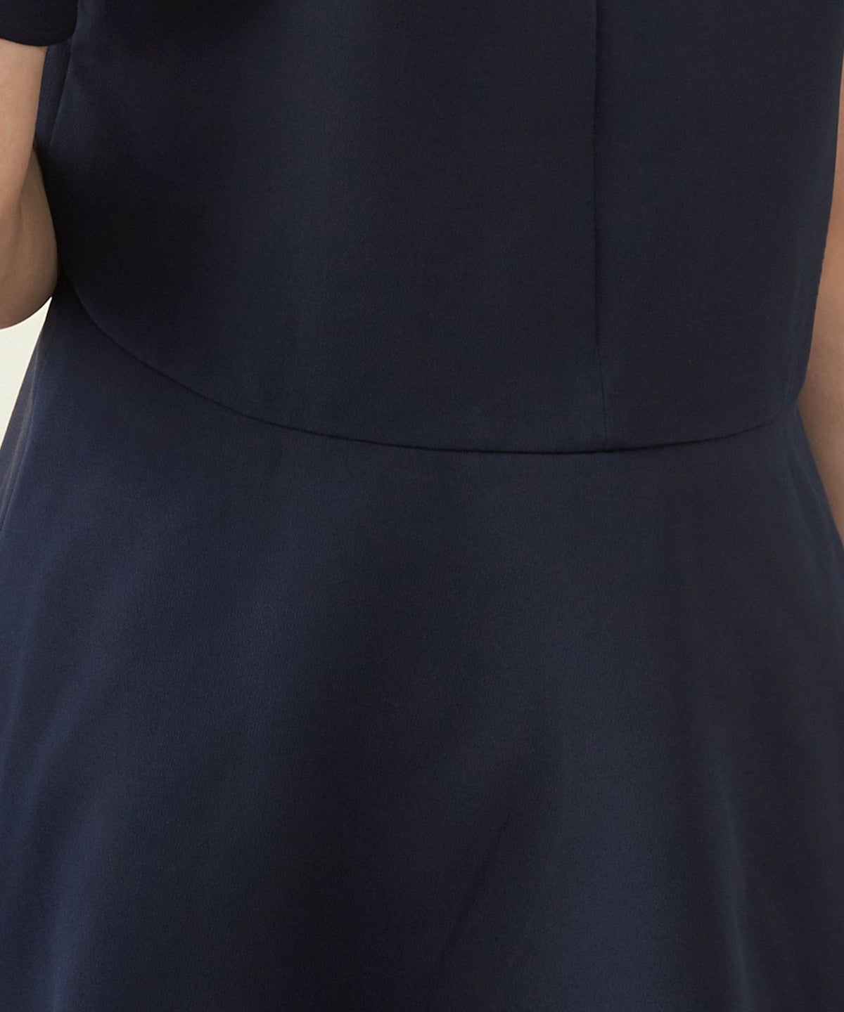 新色追加手洗い可ブラウスレディースファッショントップスおしゃれオフィスエレガントきれいめ長め体型カバー白黒春Vネックジョイントスペース