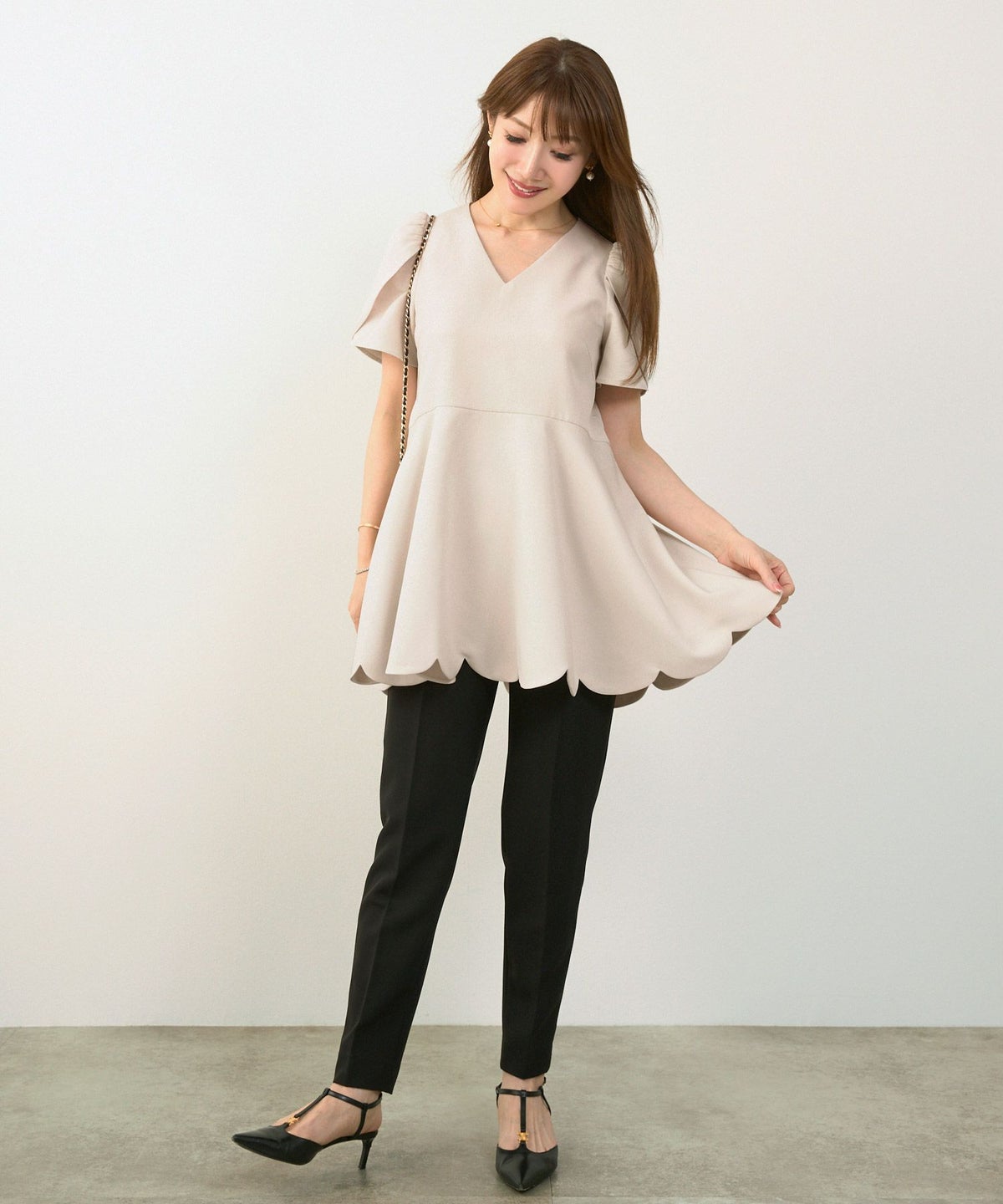 新色追加手洗い可ブラウスレディースファッショントップスおしゃれオフィスエレガントきれいめ長め体型カバー白黒春Vネックジョイントスペース