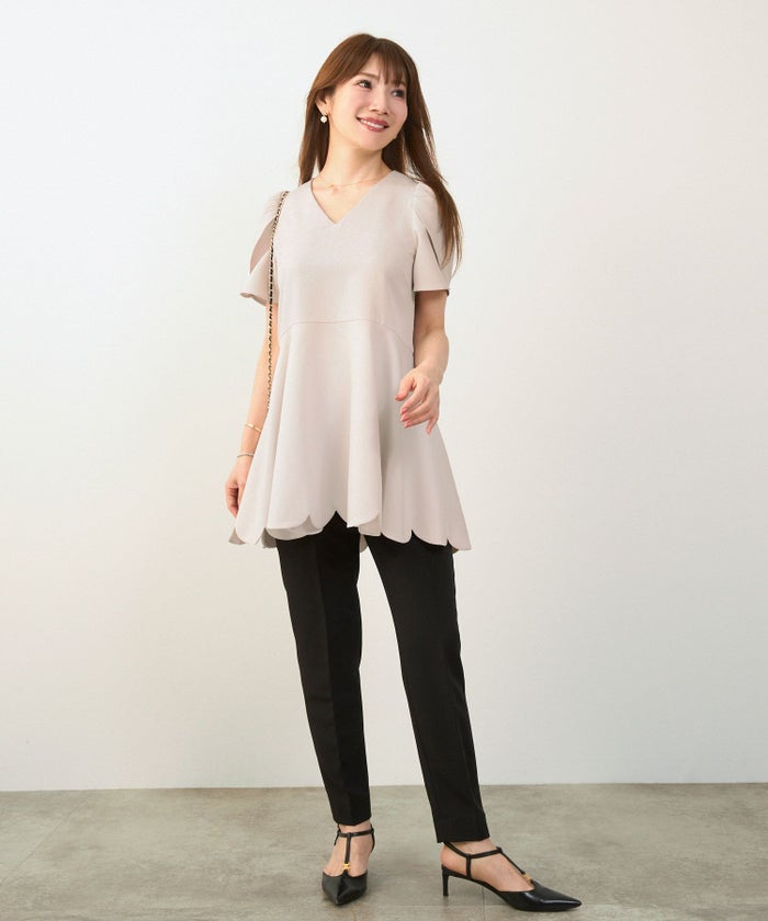 新色追加手洗い可ブラウスレディースファッショントップスおしゃれオフィスエレガントきれいめ長め体型カバー白黒春Vネックジョイントスペース