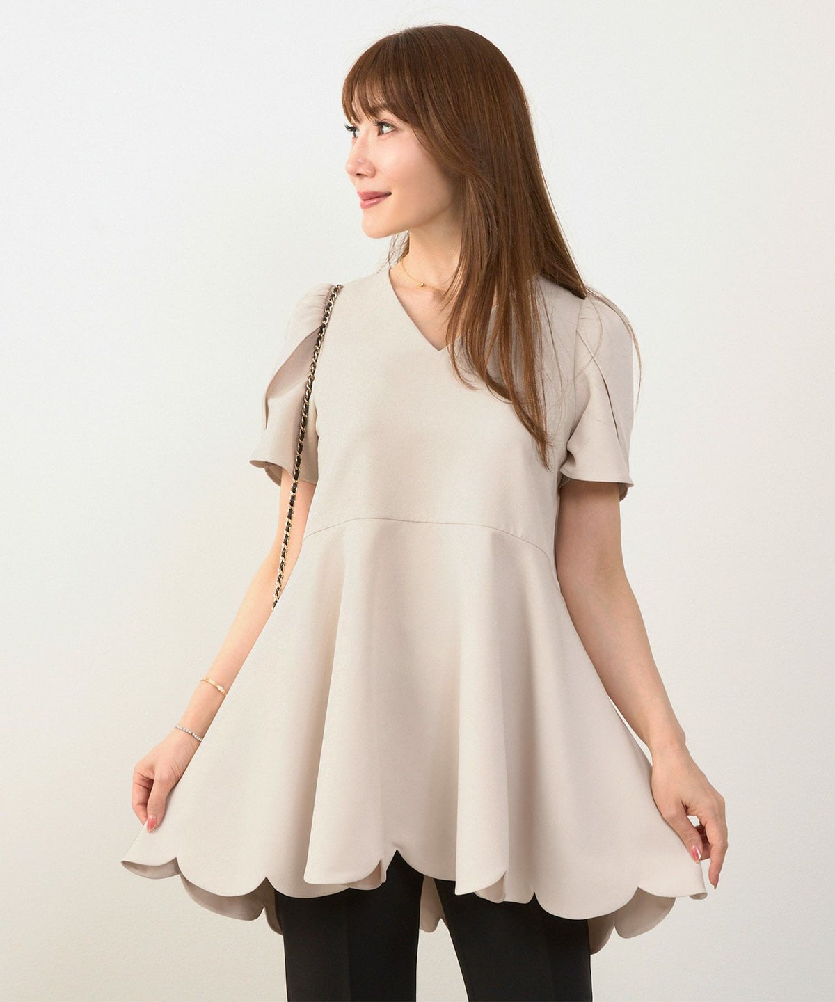 新色追加手洗い可ブラウスレディースファッショントップスおしゃれオフィスエレガントきれいめ長め体型カバー白黒春Vネックジョイントスペース