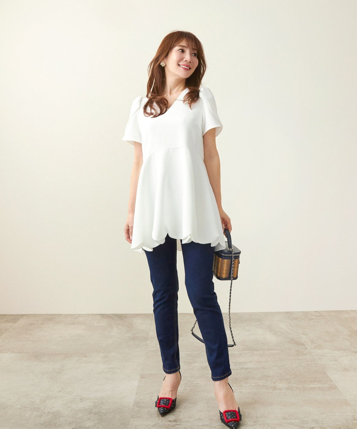 新色追加手洗い可ブラウスレディースファッショントップスおしゃれオフィスエレガントきれいめ長め体型カバー白黒春Vネックジョイントスペース