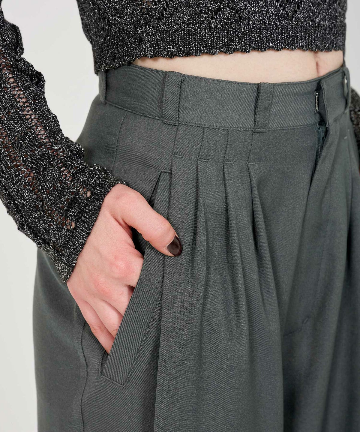 ボトムス/パンツ/タック入りパンツ/テーパード