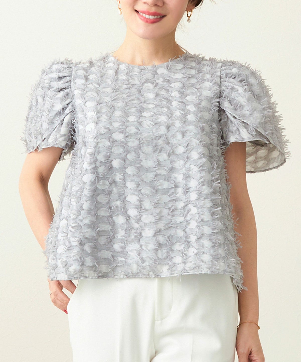 ブラウスレディースおしゃれオフィス白黒春秋襟なしエレガント可愛い生地素材おすすめ半袖ガールズグレーシルバージョイントスペース