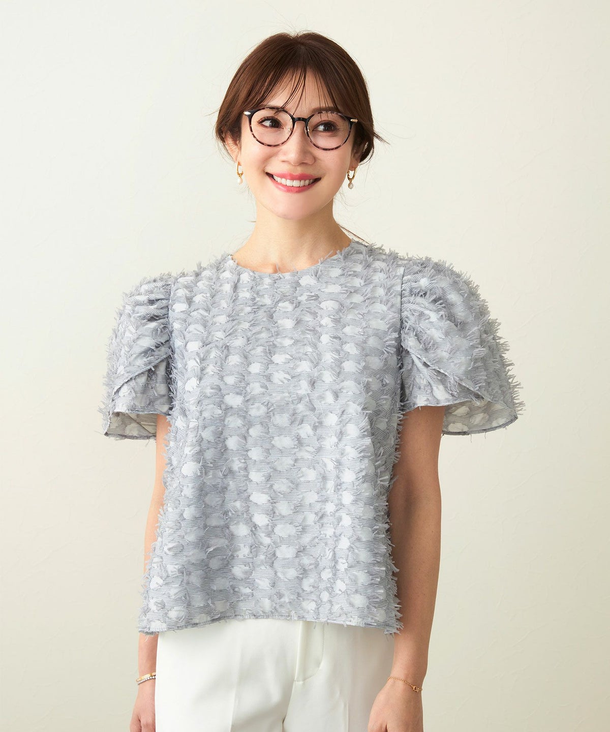 ブラウスレディースおしゃれオフィス白黒春秋襟なしエレガント可愛い生地素材おすすめ半袖ガールズグレーシルバージョイントスペース