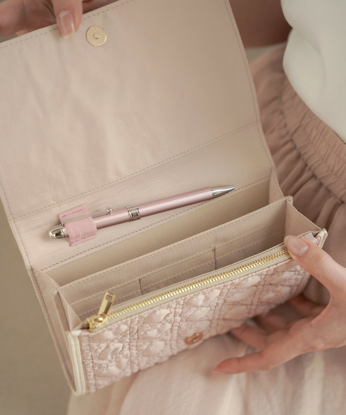 レディース/収納/マルチケース/母子手帳ケース/ハート/キルティング/かわいい/B6/オリジナル/軽い/チャーム/ゴールド/パスポートケース/通帳ケース/通院ケース/ママ/ポーチ/チケット入れ/カード/ピンク/ホワイト/オールシーズン/新色/女の子/男の子/赤ちゃん/出産前準備/産後