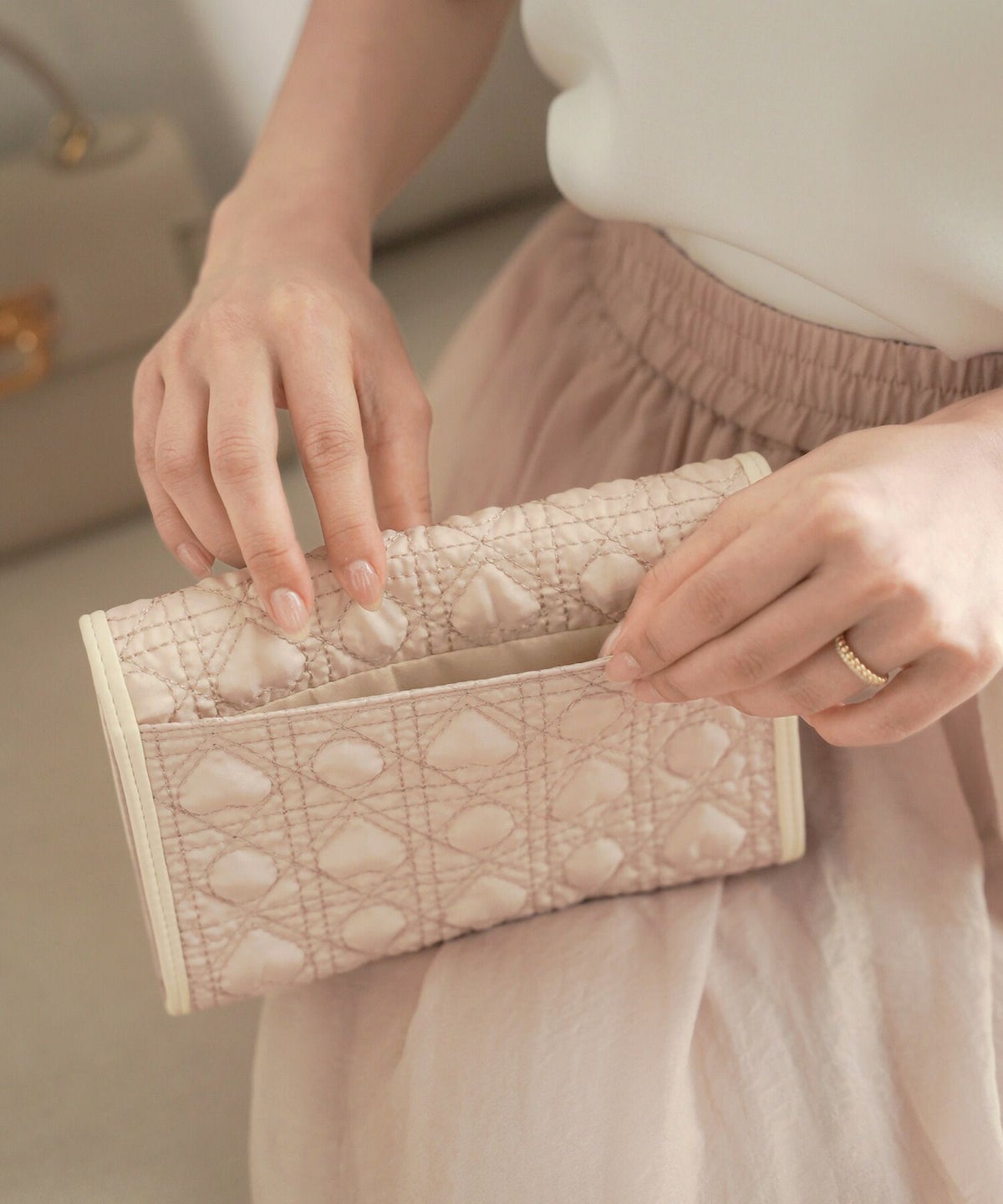 レディース/収納/マルチケース/母子手帳ケース/ハート/キルティング/かわいい/B6/オリジナル/軽い/チャーム/ゴールド/パスポートケース/通帳ケース/通院ケース/ママ/ポーチ/チケット入れ/カード/ピンク/ホワイト/オールシーズン/新色/女の子/男の子/赤ちゃん/出産前準備/産後