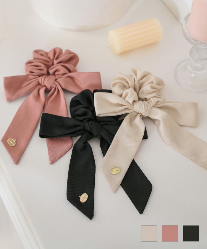 リボンシュシュ シュシュ おしゃれ ヘアアレンジ ヘアスタイル チャーム ゴールド 髪型 簡単 ピンク ブラック 黒 アイボリー シニヨン ポニーテール お団子ヘア 発表会 お出かけ 夏 まとめ髪 vaniller オリジナルチャーム付き リボン シュシュ le reve vaniller
