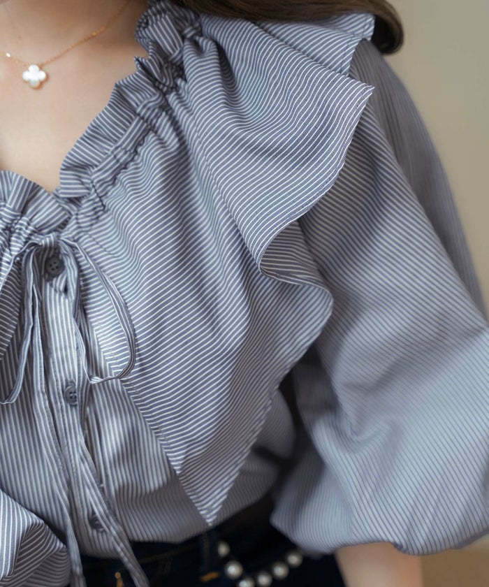 レディース/セレクト/ブラウス/シャツ/ストライプ/ピンストライプ/ドロスト/Vネック/ラッフル/襟/ビックカラー/フリル/ギャザー/リボン/バルーンスリーブ/ボリューム/前あき/授乳/ママ/ママ会/公園/カジュアル/フェミニン/上品/大人カジュアル/春/夏/秋/薄手