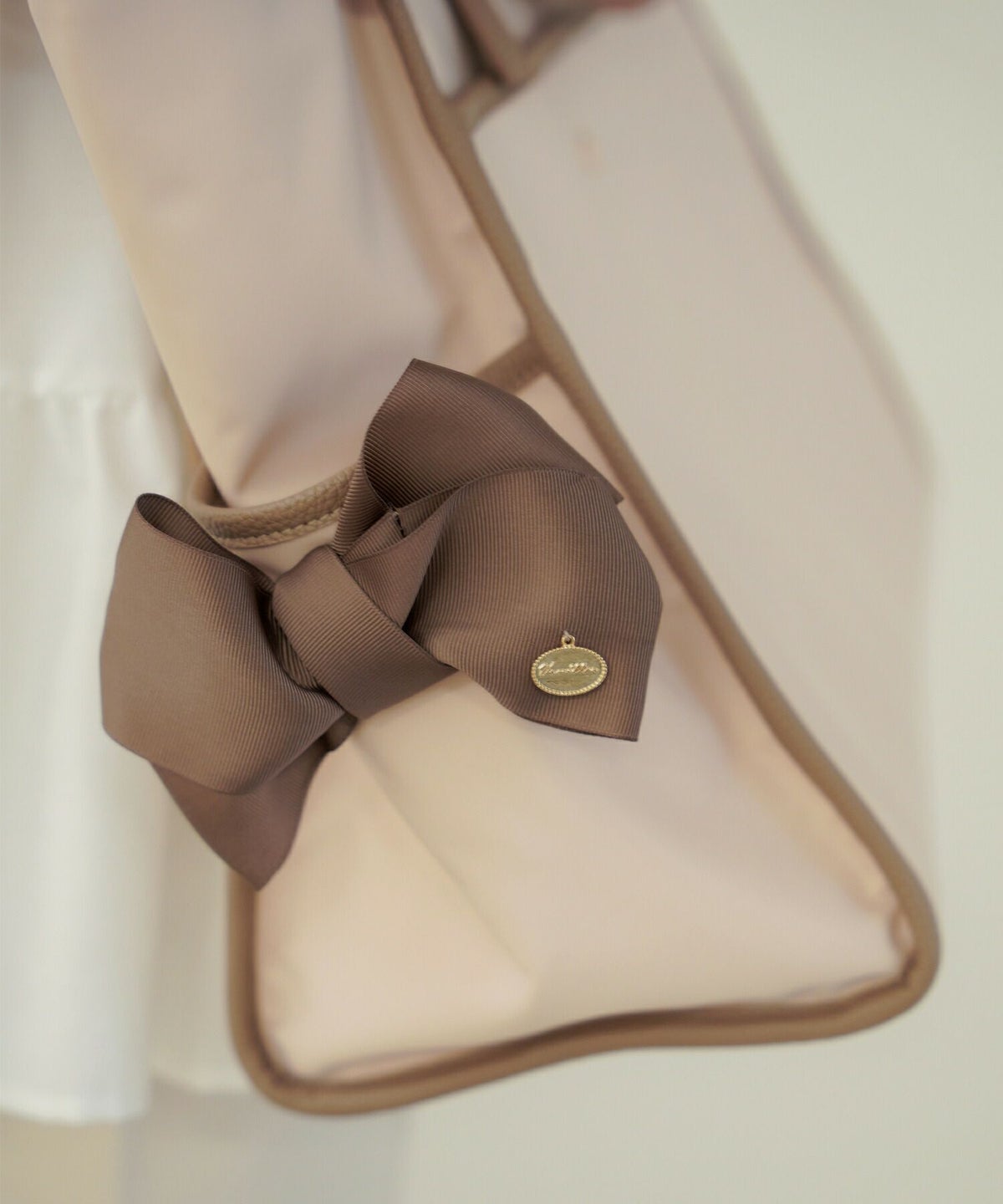 レディース/グッズ/小物/バッグ/リボン/マザーズバッグ/通勤バッグ/ママ/産前産後/大容量/トラベル/旅行/ポケット/配色/撥水/レザー/合皮/ベージュ/ネイビー/オールシーズン/シーズンレス/ドリンクホルダー/iPad/小物収納/仕分け