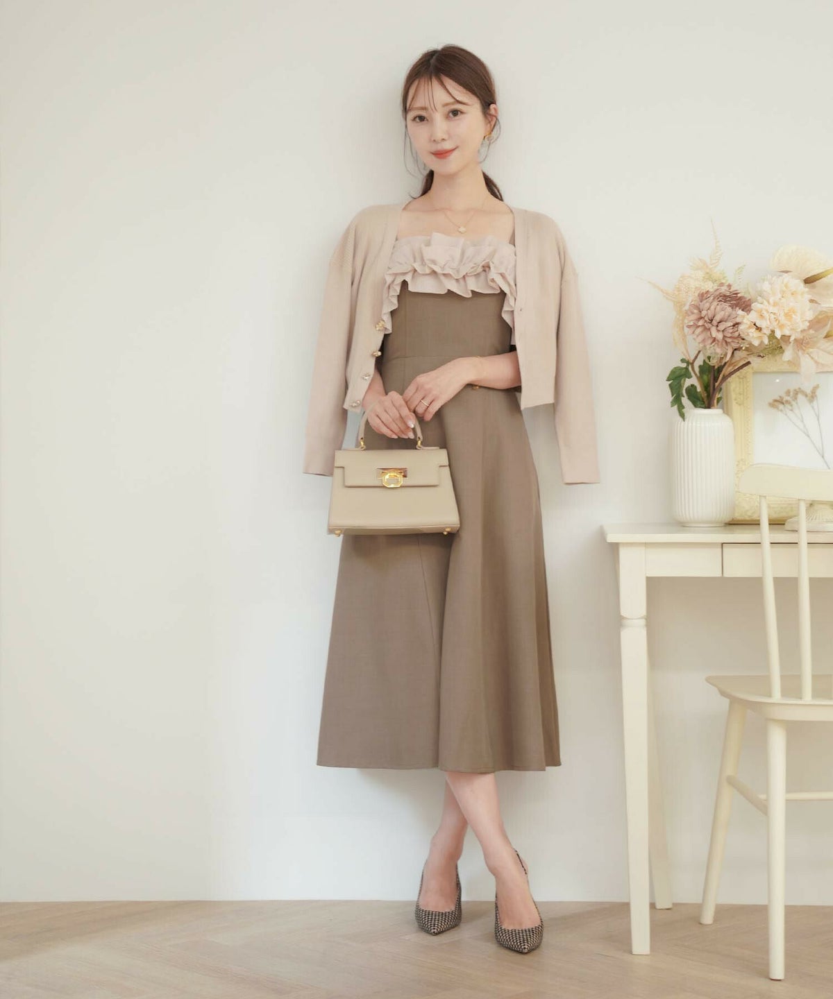 レディース/キャミワンピース/ワンピース/ウエストマーク/バックリボン/ウエストゴム/かわいい/おしゃれ/重ね着/春/夏/秋/冬/オールシーズン/映え/フリル/オーガンジー/トレンド/ライトグレー/グレー/モカ/ピンク/ブラック/アイボリー/配色/バイカラー/胸元/ポケット