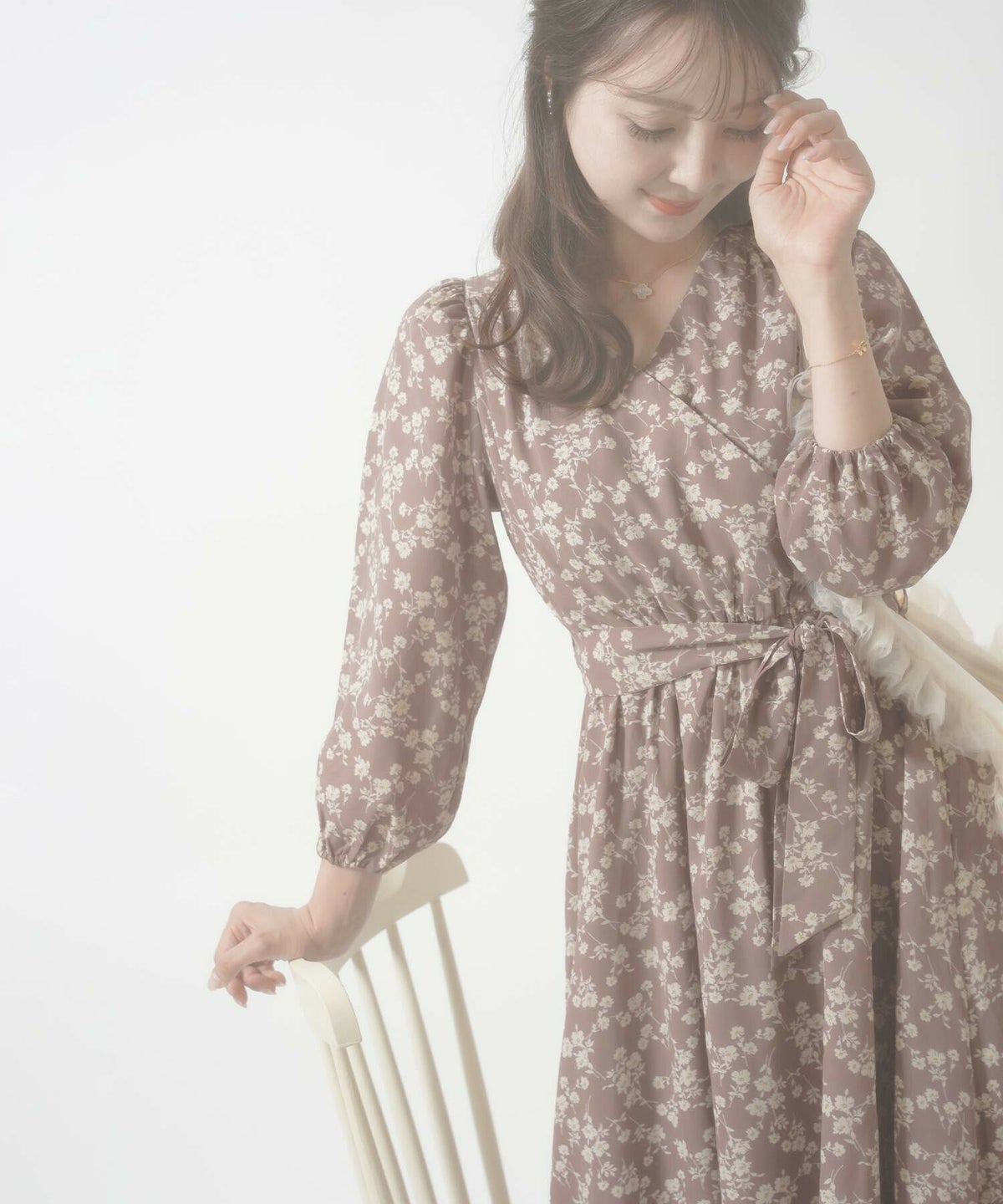 レディース/ワンピース/カシュクール/スナップボタン/レトロ/単色/長袖/花柄/ウエストゴム/リボン/ウエストリボン/バックリボン/ハイウエスト/前あき/ママ/授乳OK/産後服/袖口ゴム/アイボリー/ピンク/モーヴ/くすみピンク/上品/エレガント/フェミニン