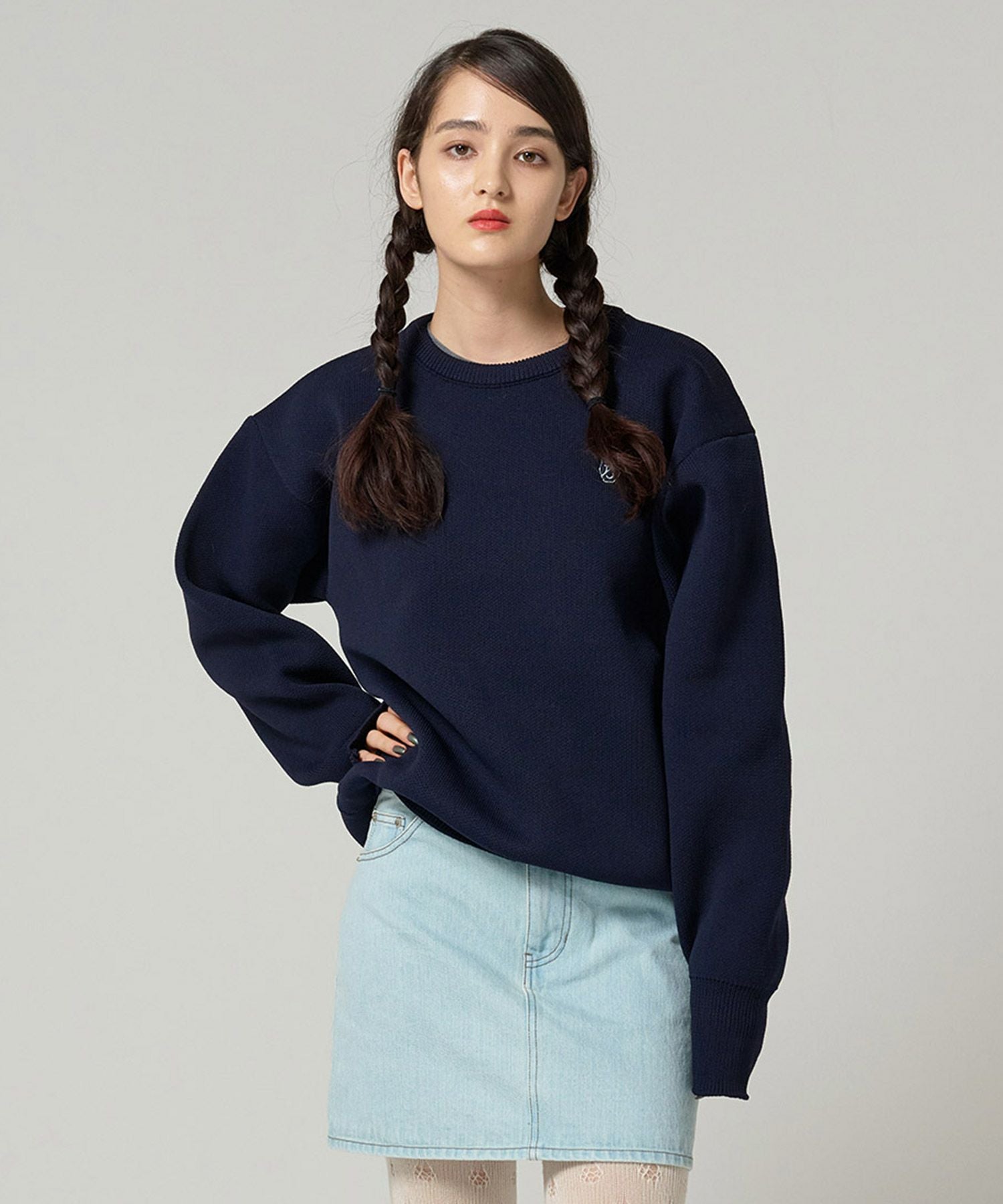 近年ロゴ刺繍Drawer 14Gミラノ編みニットブルー クルーネックトレーナー ユニセックス/洗える】ロゴ刺繍入りコットンジャカード（ニット