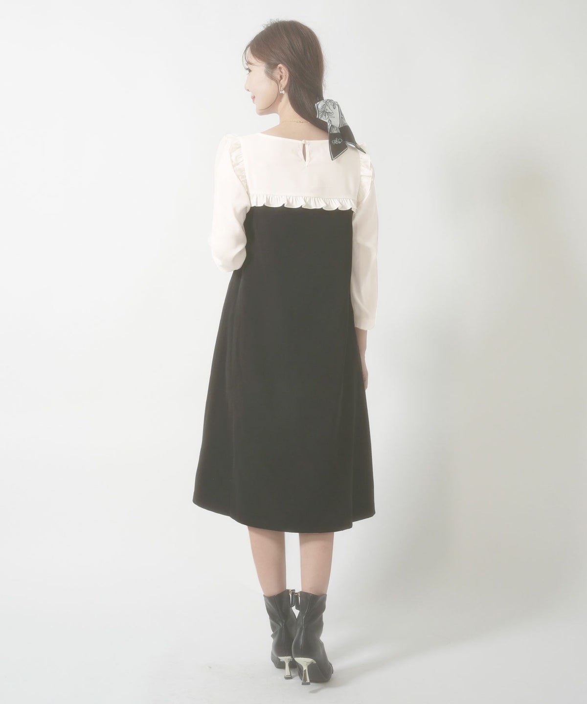 レディース/ワンピース/バイカラー/リバイバル/ヒット/人気/フリル/配色/胸切替/体型カバー/肩フリル/女子会/デート/量産型コーデ/遠征コーデ/ライブ/ポケット/ミディアム丈/アイボリー/ピンク/ブラック/20代/30代/長袖/膝下丈/フレア/Aライン