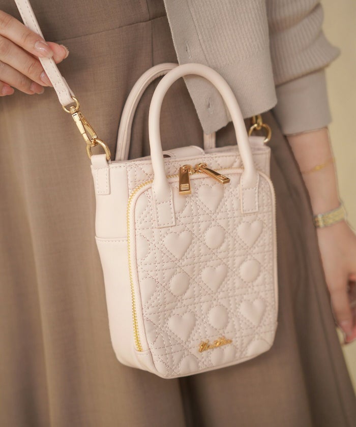 レディース/小物/グッズ/バッグ/スクエア/ショルダーバッグ/ポシェットバッグ/ハート/シリーズ/キルティング/オールシーズン/レザー/合皮/収納/仕分け/持ち手/ゴールド/ピンク/ストロベリーミルク/アイボリー/ブラック/旅行/お出かけ/おしゃれバッググレージュ新色