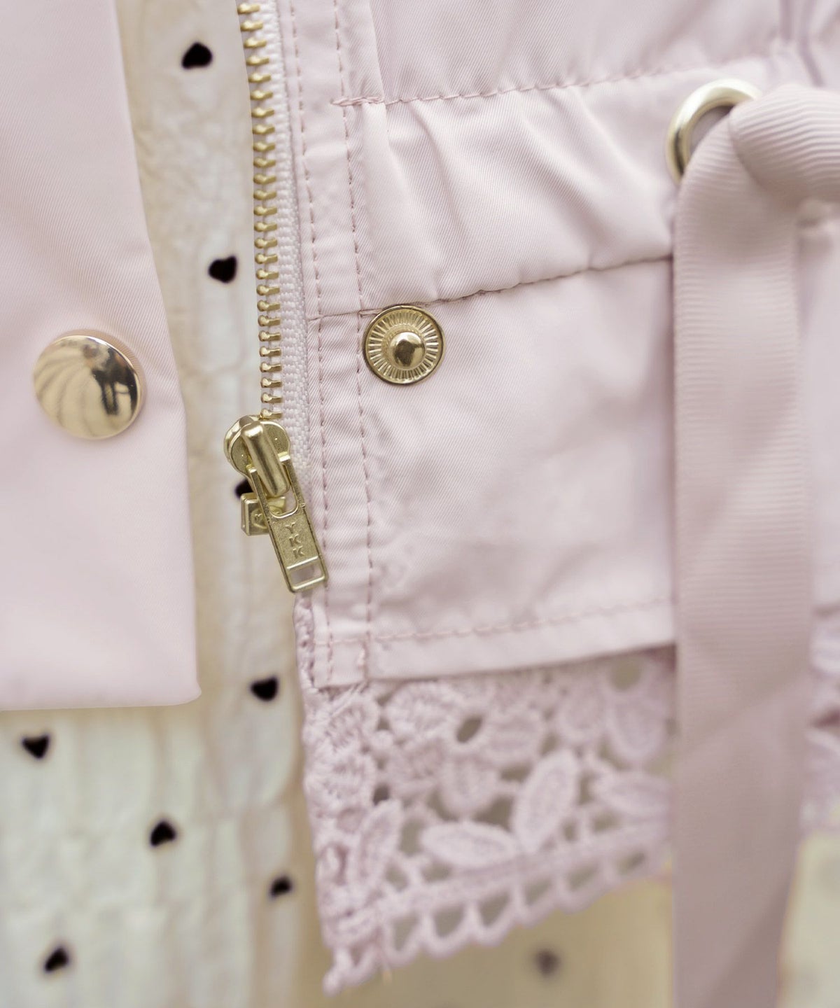 レディース/アウター/軽羽織/春コート/秋コート/撥水/防水/雨具/ショート丈/ミドル丈/長袖/フード/ボタン/袖口ゴム/アイボリー/ネイビー/ブラック/上品/シンプル/レインコート/ゴールド/春/秋/雨の日/お出かけ/新色/バレンタイン/ピンクブルーグレー/サックス/春カラー/梅雨