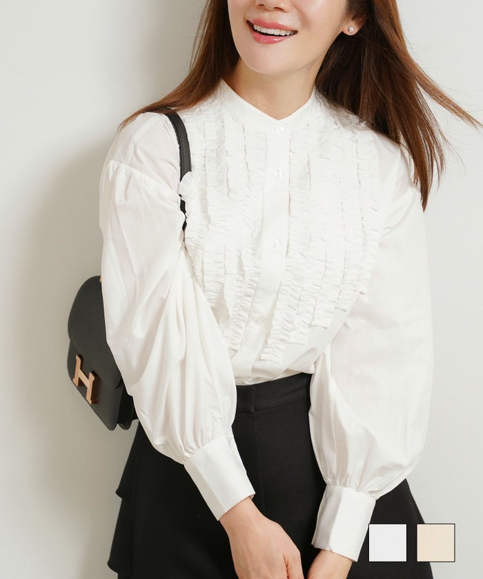 トップス　ホワイト ベージュ　さりげないアクセントが幾つも入った、上品なブラウス。控えめでも存在感のあるフリルやボリュームのある袖元が大人のお洒落を演出。 バンドカラー フリル ブラウス 長袖 Liala×PG