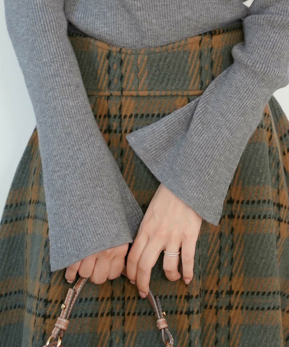 レディース/トップス/ニット/襟/フリル/リボン/配色/バイカラー/フレア袖/グレー/モカ/ブラック/上品/エレガント/フェミニン/可愛い/着映え/トレンド/20代/30代