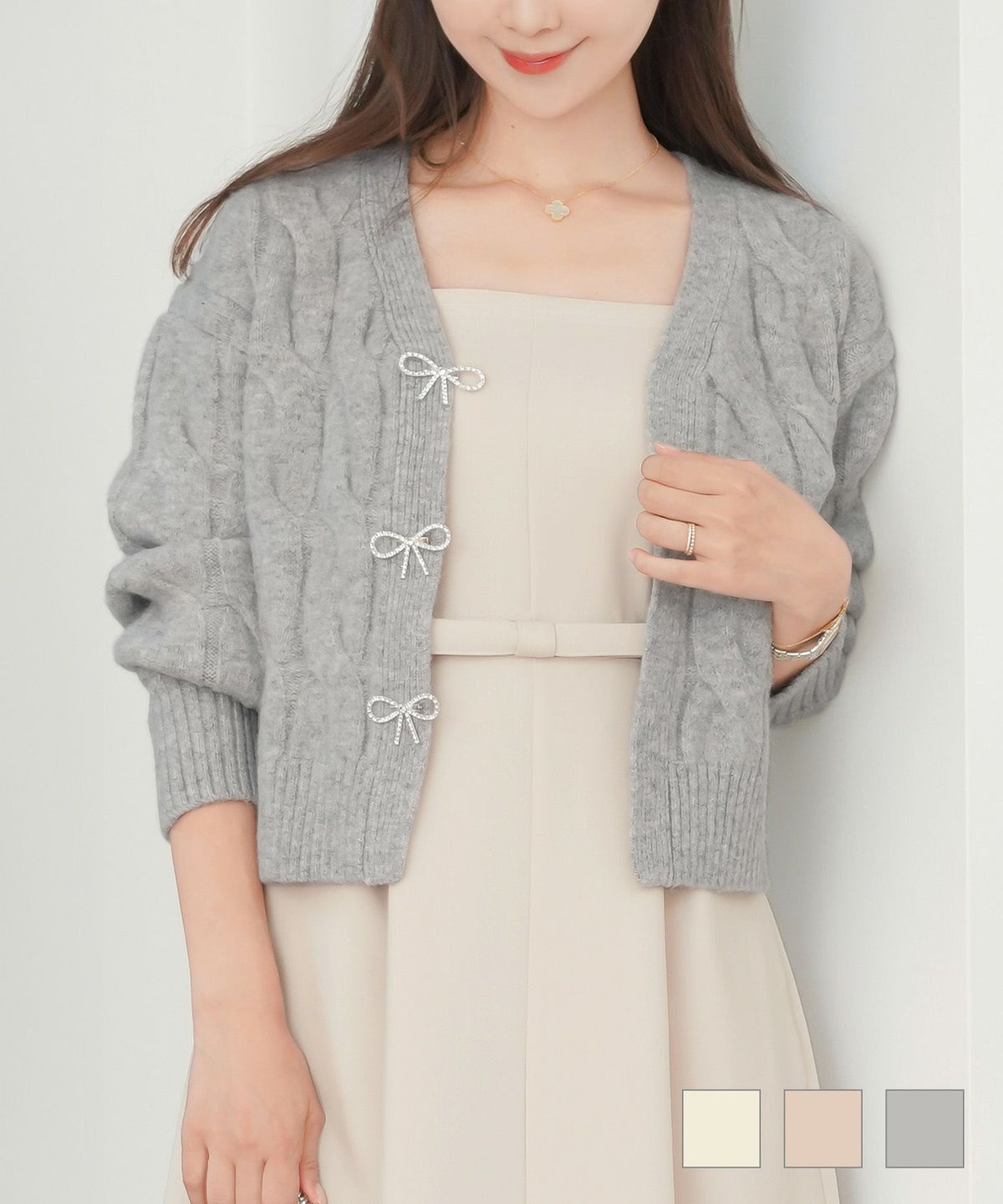 開閉 前あき 羽織り ケーブル 長袖 ビジュー リボン ブローチ トレンド ボレロ コンパクト丈 ショート丈 リブ 可愛い フェミニン 上品 エレガント 女 アイボリー シェルピンク ライトグレー ビジュー リボン ブローチ ショートカーディガン le reve vaniller