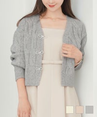 開閉 前あき 羽織り ケーブル 長袖 ビジュー リボン ブローチ トレンド ボレロ コンパクト丈 ショート丈 リブ 可愛い フェミニン 上品 エレガント 女 アイボリー シェルピンク ライトグレー ビジュー リボン ブローチ ショートカーディガン le reve vaniller