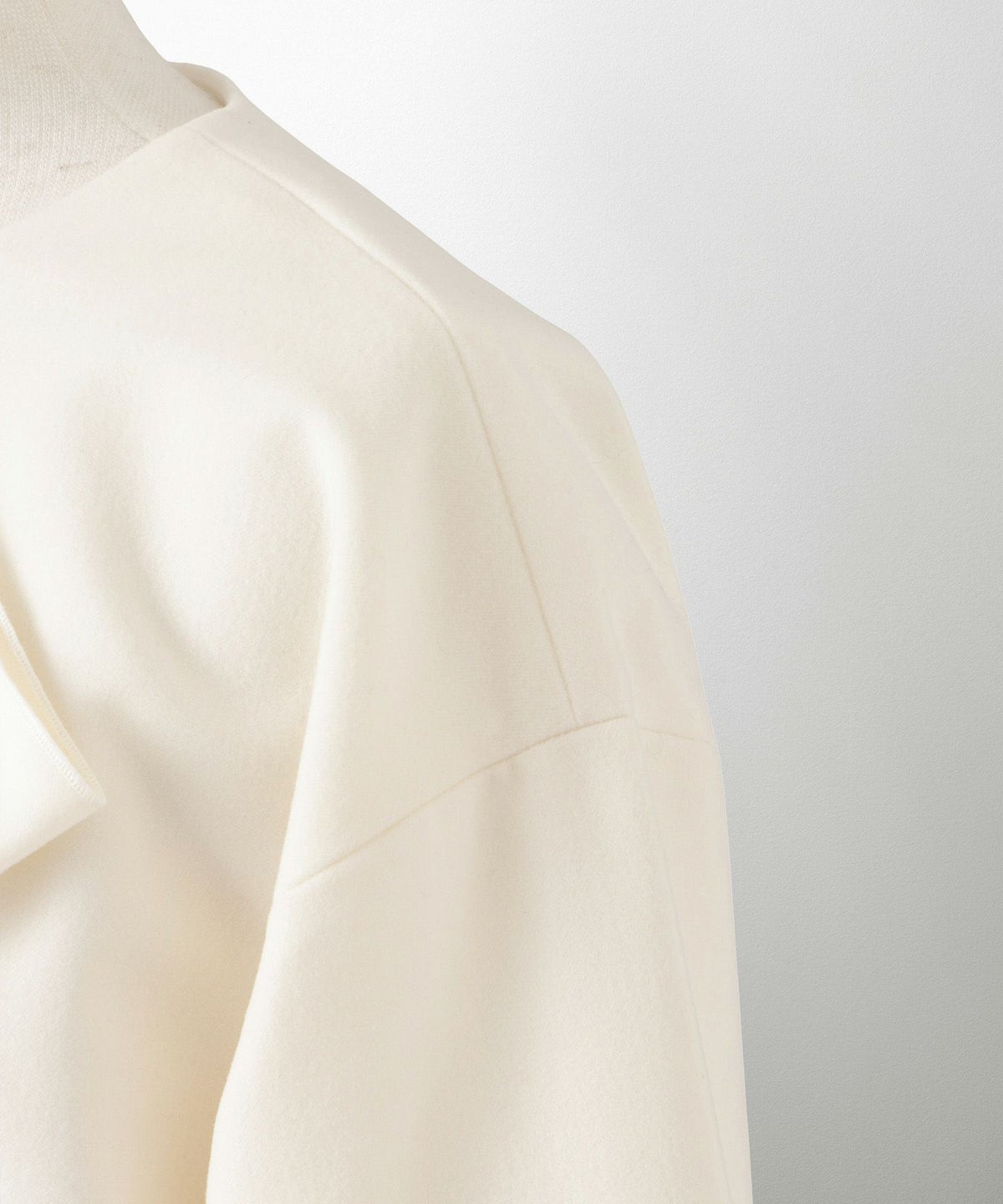 ベーシック ラウンドネック プリーツ コクーンスリーブ ペプラム /アイボリー/チャコール/M