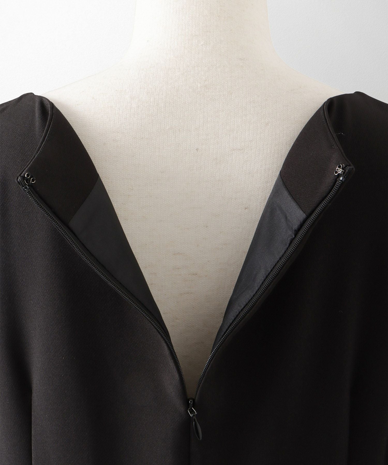 SPRING-SALE レーストリム ダブルクロス ワンピース HUIT 全2色