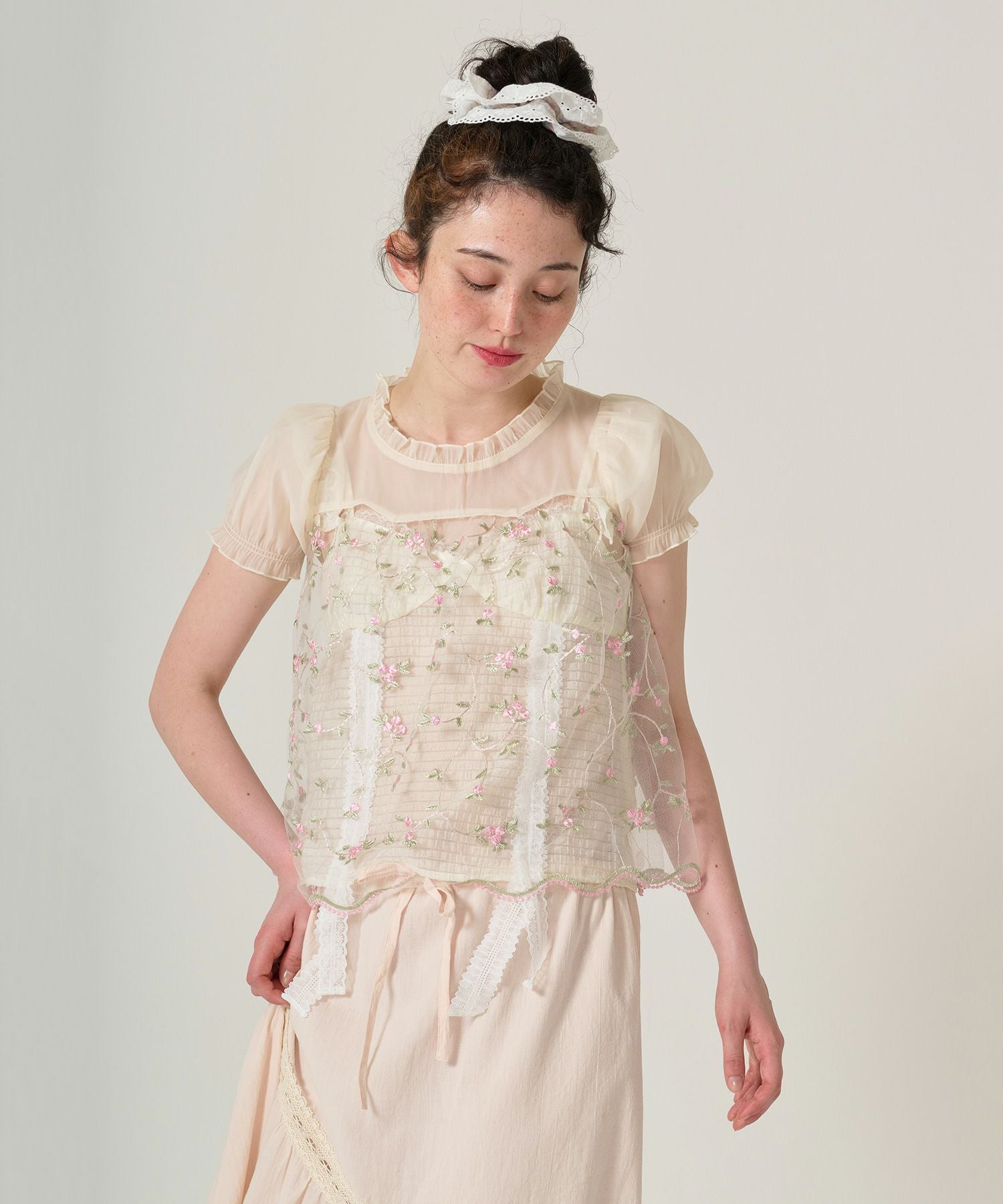 花鳥61 FINAL SALE 花柄刺繍 シアーギャザーブラウス TINA：JOJUN 全2色