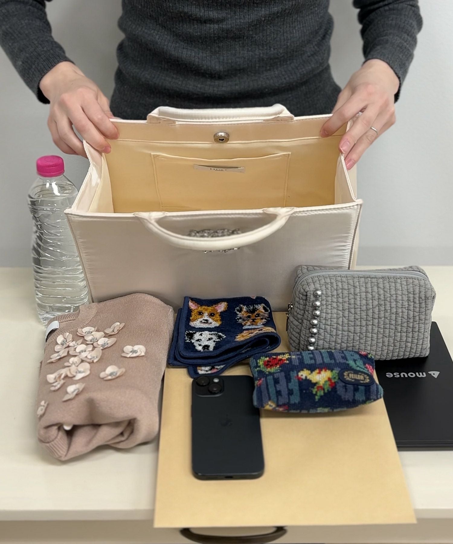 ネイビーと淡いベージュのバッグ ビジューモチーフ バッグ HUIT 全3色｜hit942-0226【1】 - トート