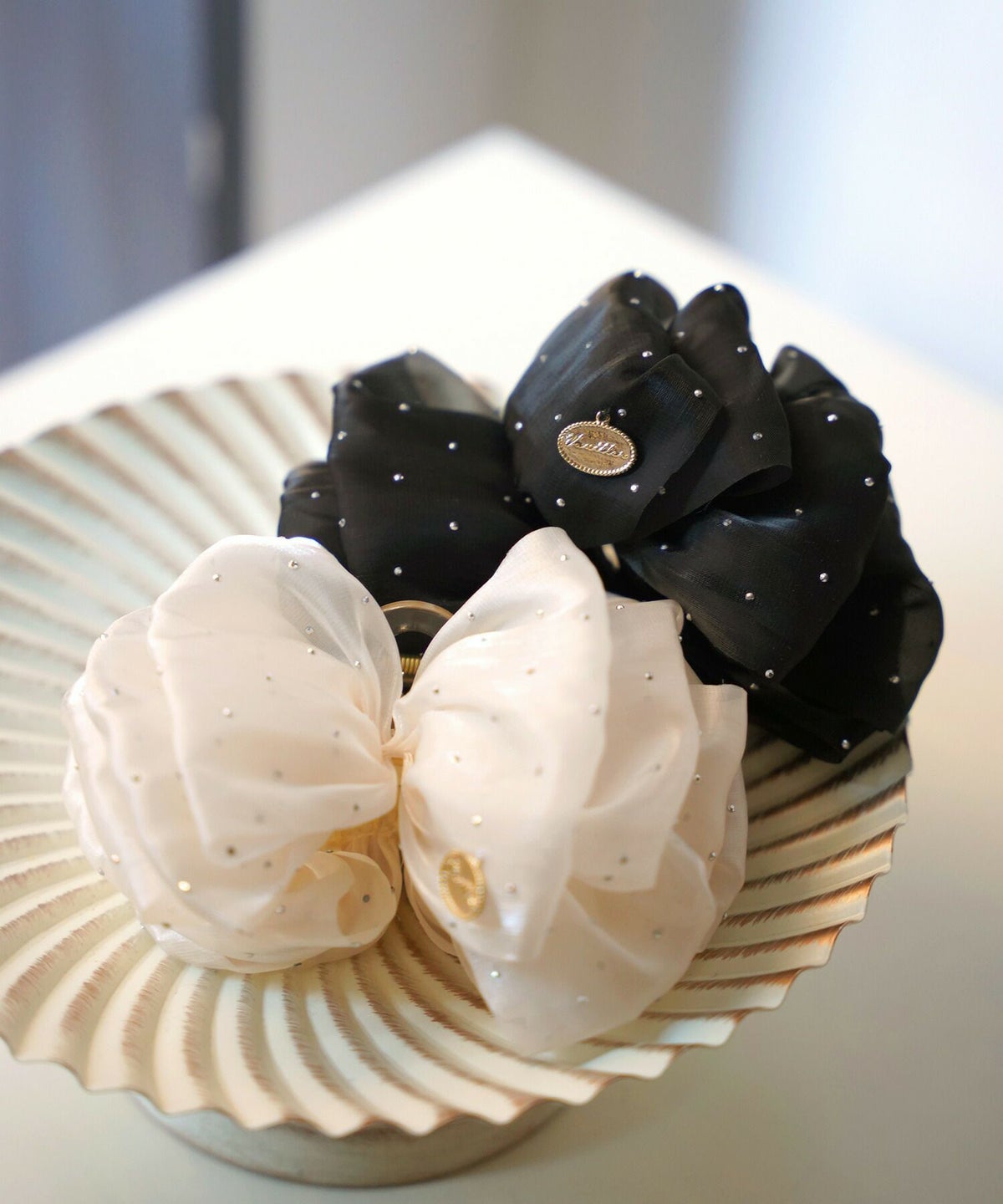 レディース/ヘアアクセサリー/クリップ/バンスクリップ/大きめ/シュシュ/フリル/ふわふわ/きらきら/光沢感/スタッズ/透け感/ヘアアレンジ/入卒園/結婚式/オケージョン/綺麗め/プレゼント/ホワイト/ブラック/可愛い/上品/エレガント/フェミニン/オールシーズン/髪留め