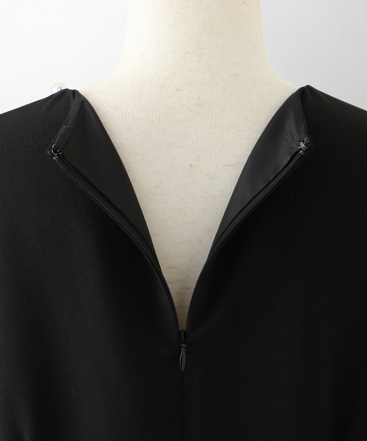 上品 アシンメトリー Vネック タイト オフィス オケージョン 着回し/ホワイト/ブラック/M