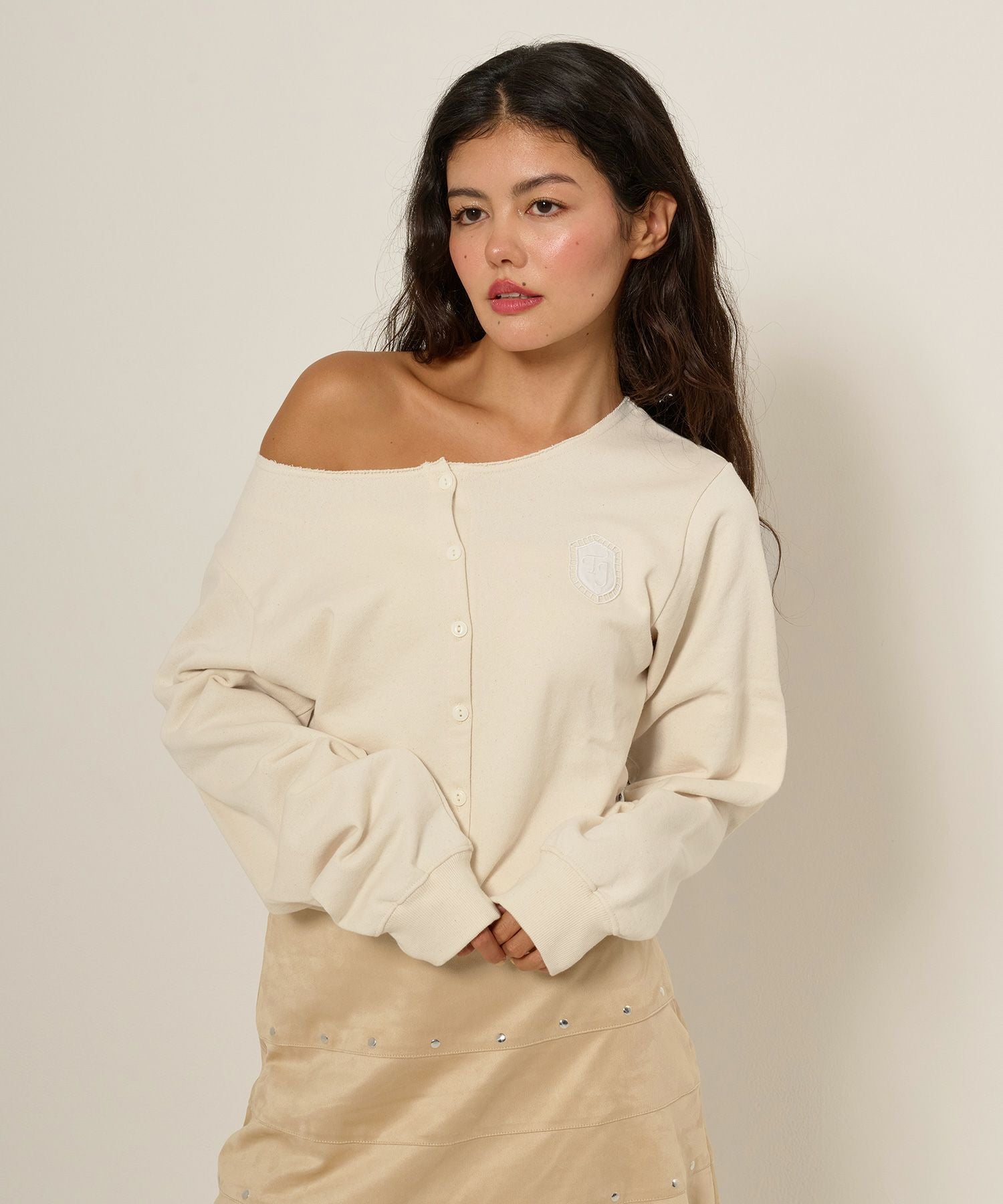 FINAL SALE ワッペン付き オフショルスウェット TINA：JOJUN 全2色