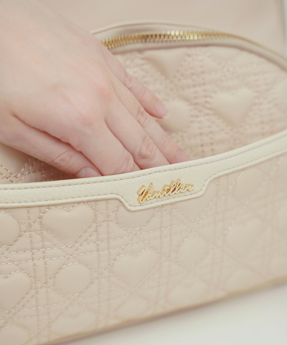 レディース/バッグ/リュック/リュックサック/マザーズ/防災/通勤/おでかけ/ママ/子連れ/おしゃれ/ハート/キルティング/かわいい/デザイン/仕事/大容量/旅行/多機能/ピンクベージュ/ブラック/汚れにくい/撥水/ナイロン/上品/フェミニン/大人