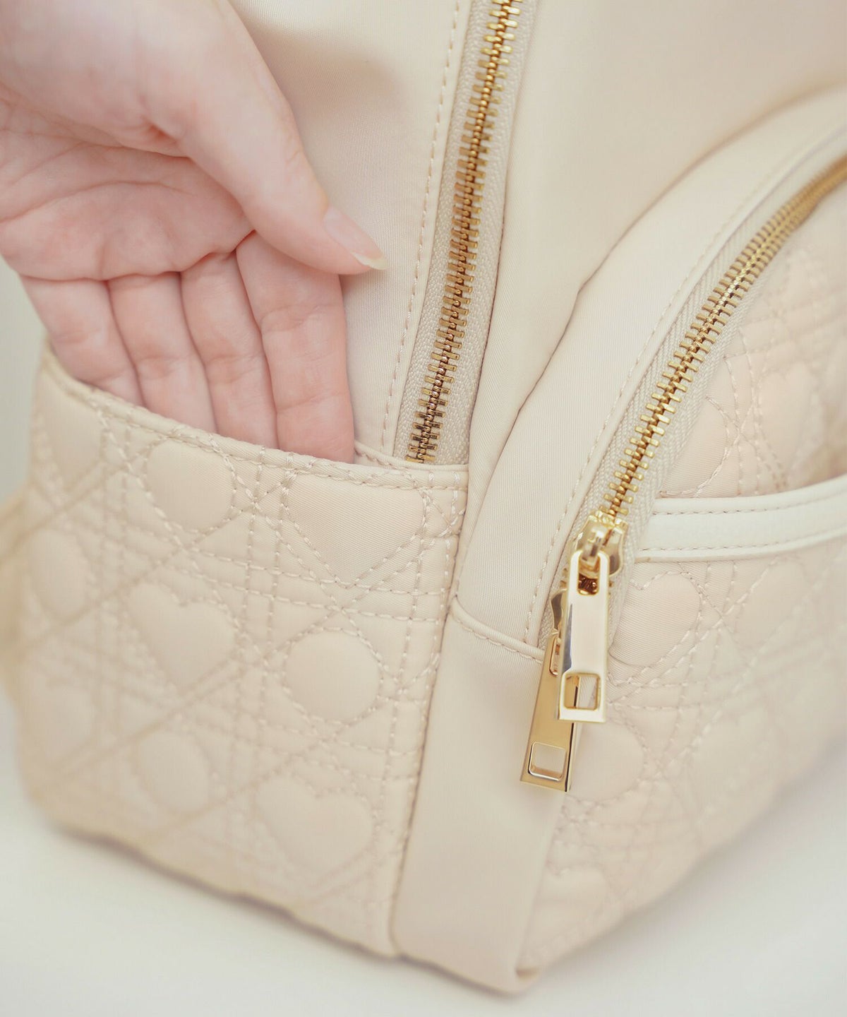 レディース/バッグ/リュック/リュックサック/マザーズ/防災/通勤/おでかけ/ママ/子連れ/おしゃれ/ハート/キルティング/かわいい/デザイン/仕事/大容量/旅行/多機能/ピンクベージュ/ブラック/汚れにくい/撥水/ナイロン/上品/フェミニン/大人