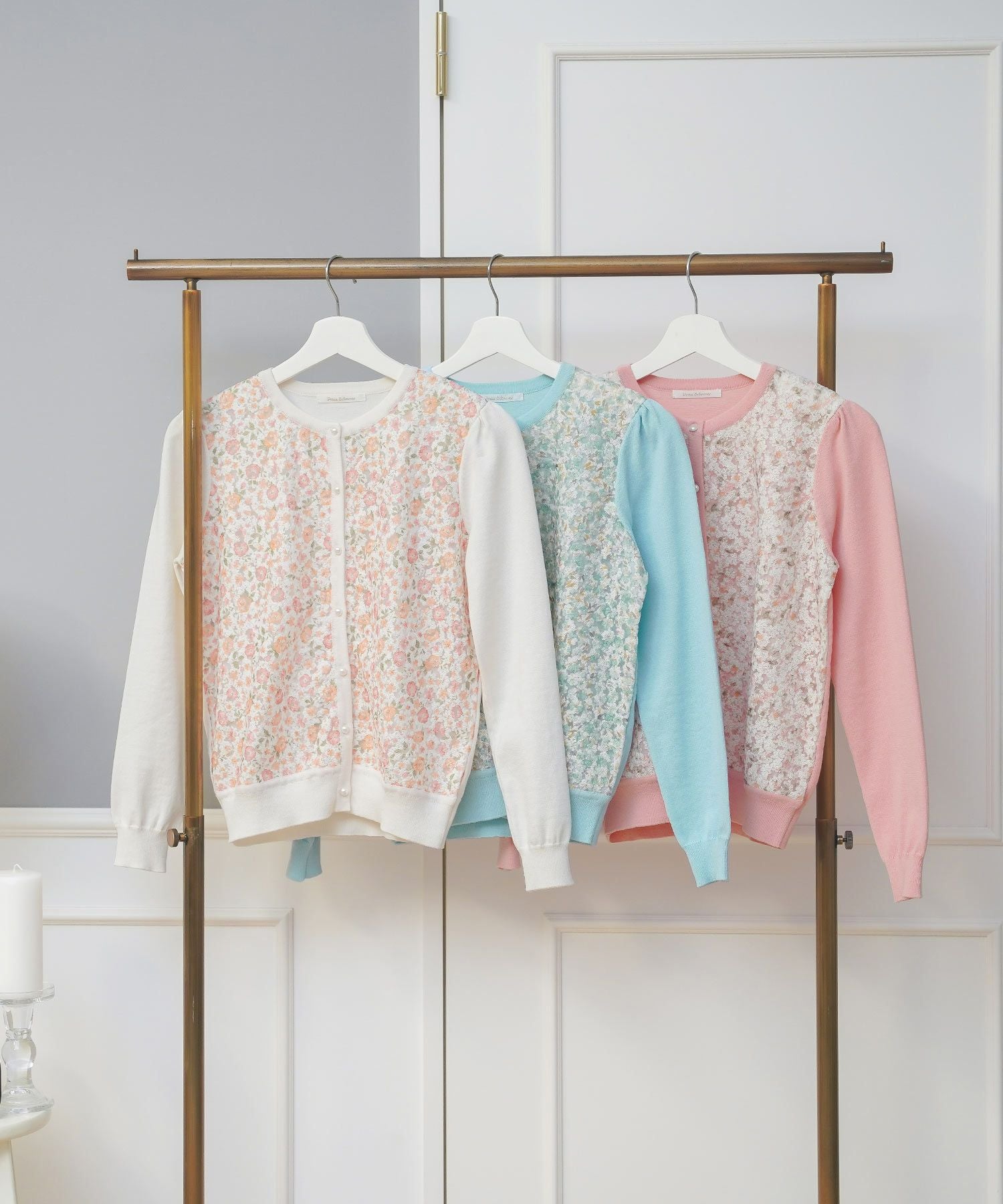 クレージュ　新品♪【期間限定】SALE 可愛いカーディガン　9号　白 フラワー刺繍ドッキング ニット カーディガン Prima Scherrer 全3色