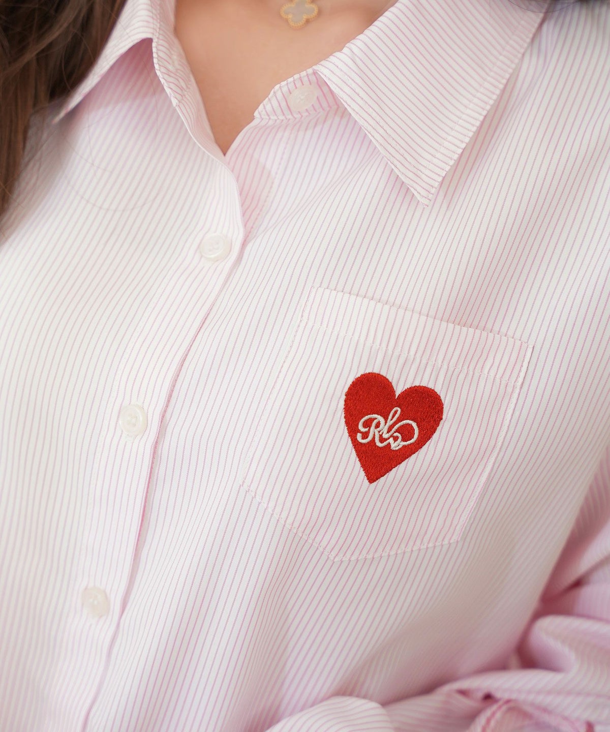 レディース/シャツ/ブラウス/襟/刺繍/リボン/春/夏/パワショル/ハート/ストライプ/カジュアル/ギャザー/ポケット/涼し気/サックス/ピンク/可愛い/フェミニン