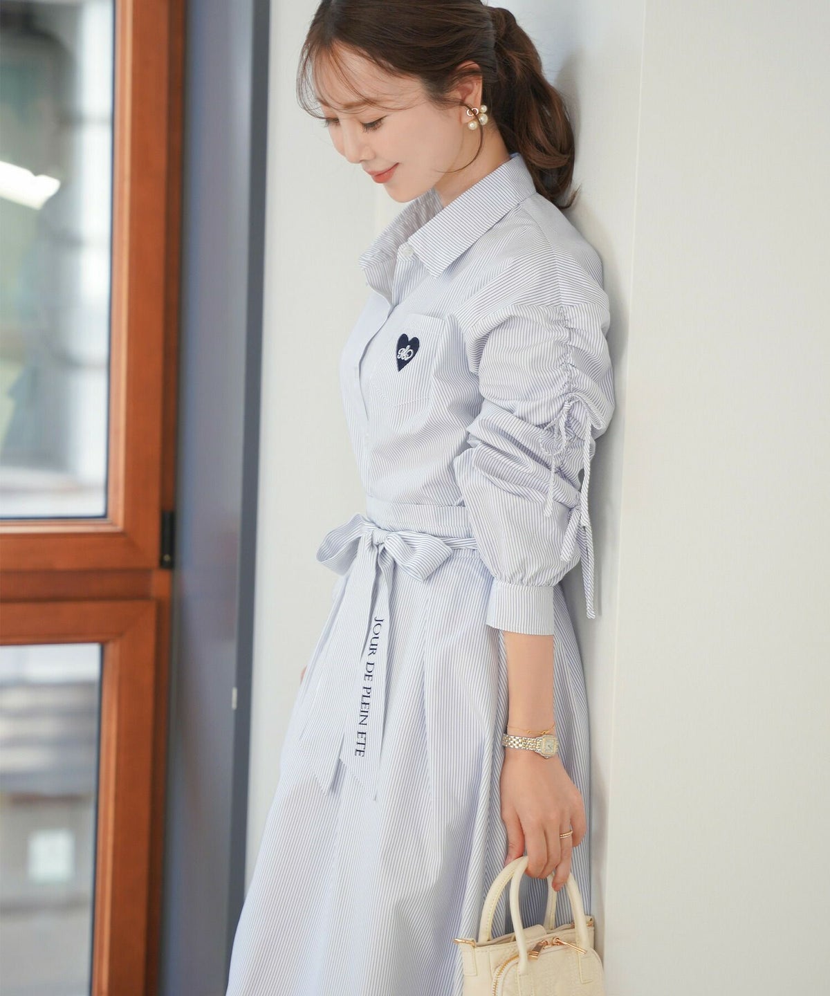 レディース/シャツ/ブラウス/襟/刺繍/リボン/春/夏/パワショル/ハート/ストライプ/カジュアル/ギャザー/ポケット/涼し気/サックス/ピンク/可愛い/フェミニン