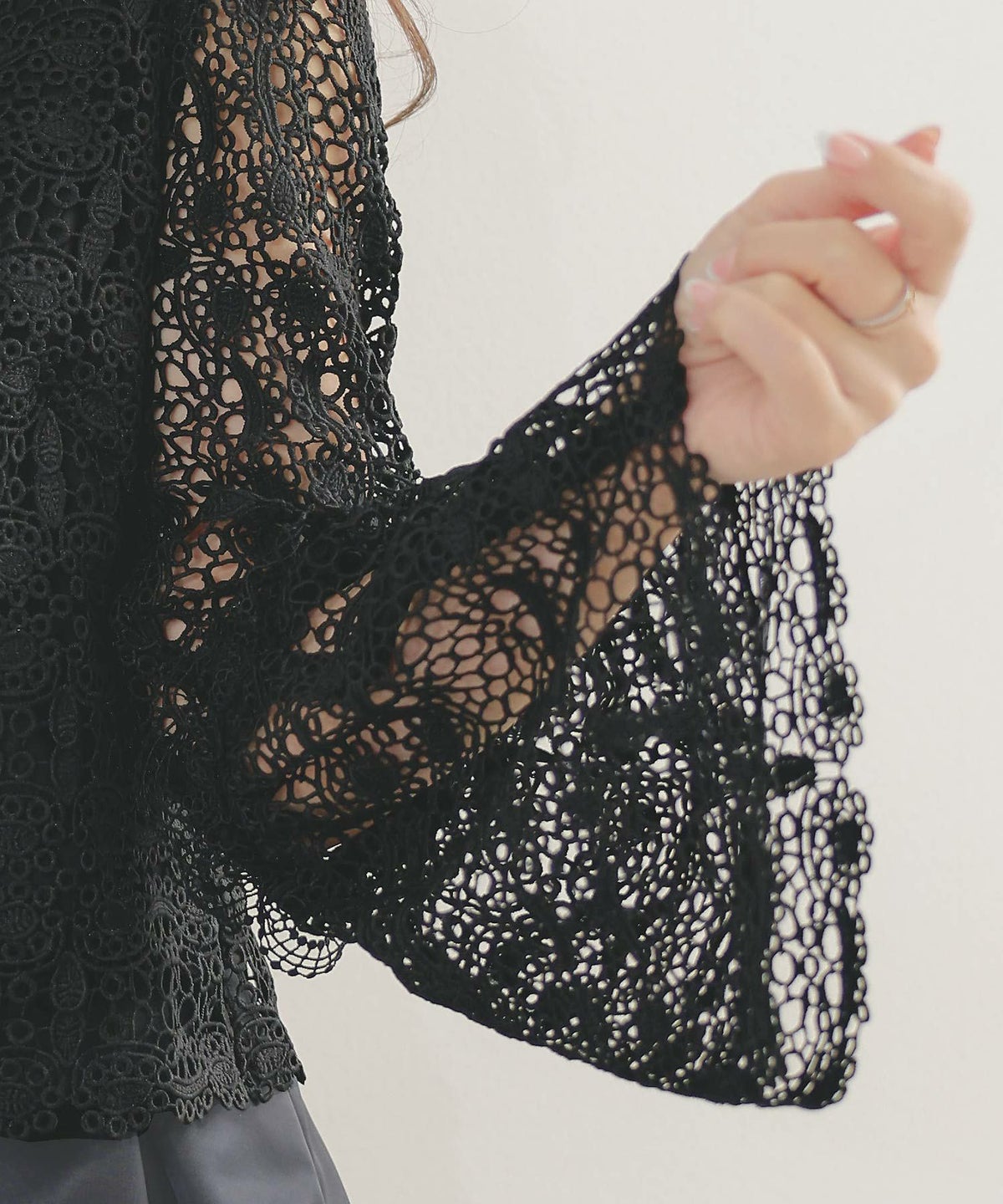 手洗い可レーススタンドカラーおしゃれフェミニン透け感上品きれいめオケージョン長袖白黒ジョイントスペース