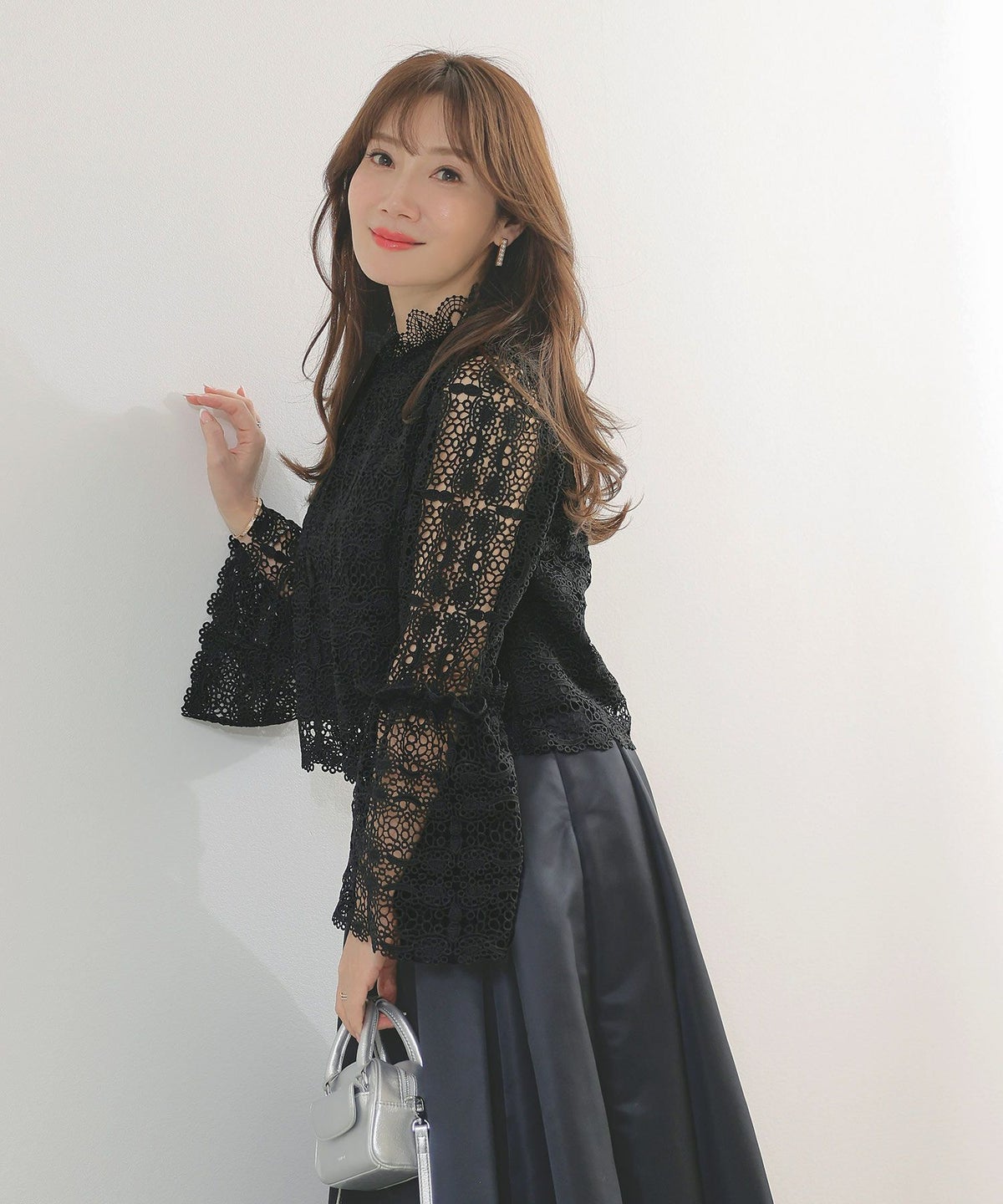 手洗い可レーススタンドカラーおしゃれフェミニン透け感上品きれいめオケージョン長袖白黒ジョイントスペース