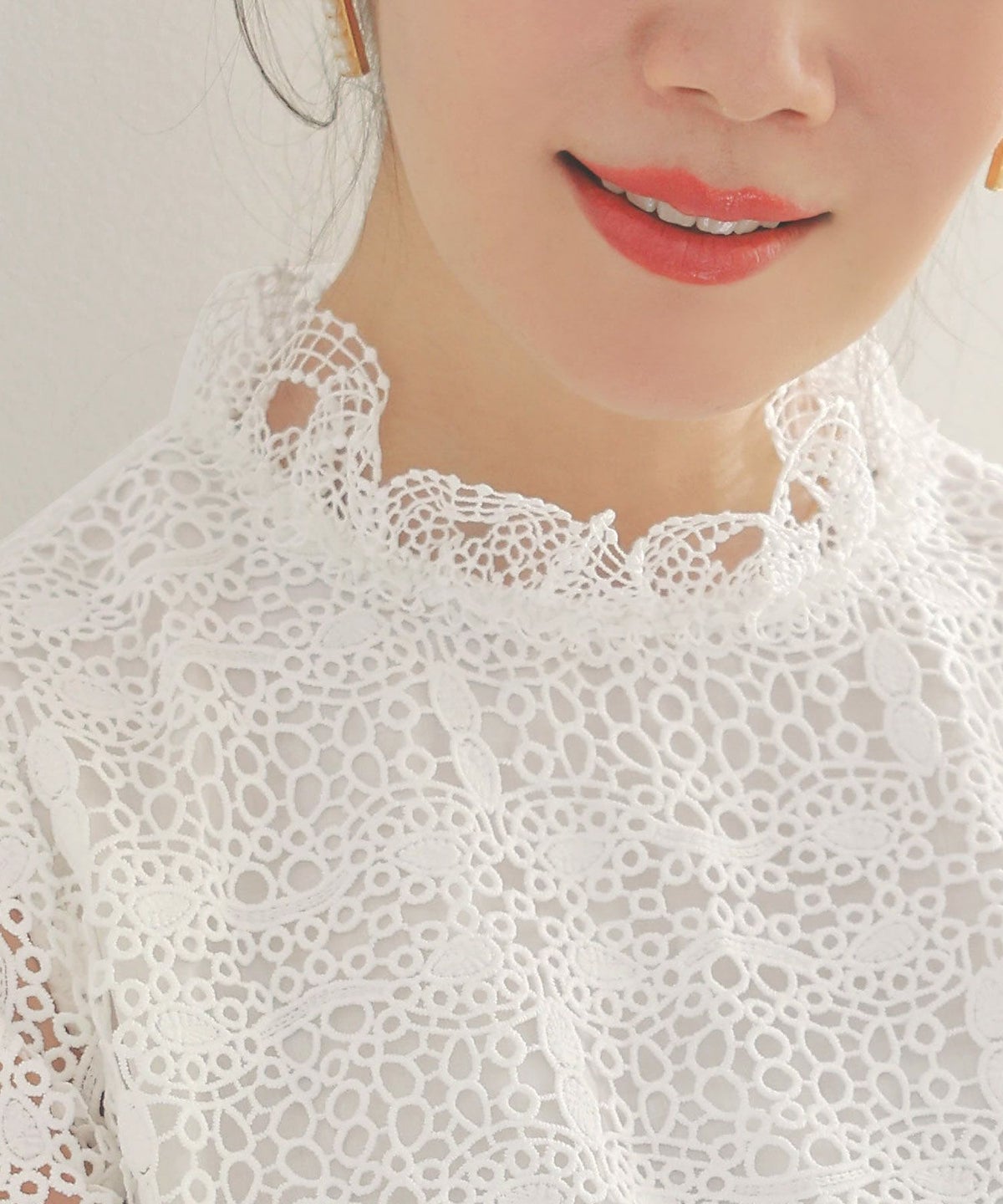 手洗い可レーススタンドカラーおしゃれフェミニン透け感上品きれいめオケージョン長袖白黒ジョイントスペース