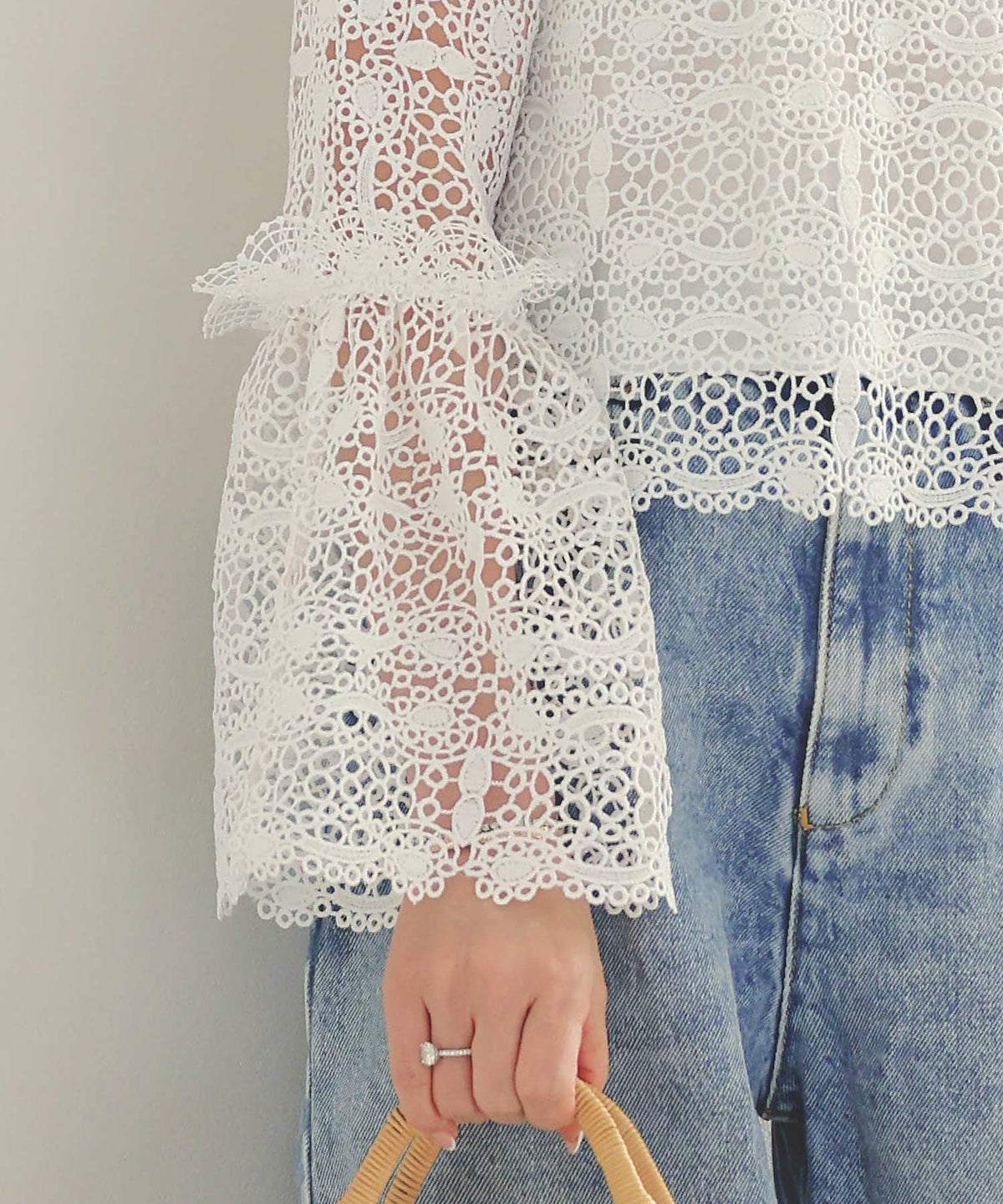 手洗い可レーススタンドカラーおしゃれフェミニン透け感上品きれいめオケージョン長袖白黒ジョイントスペース