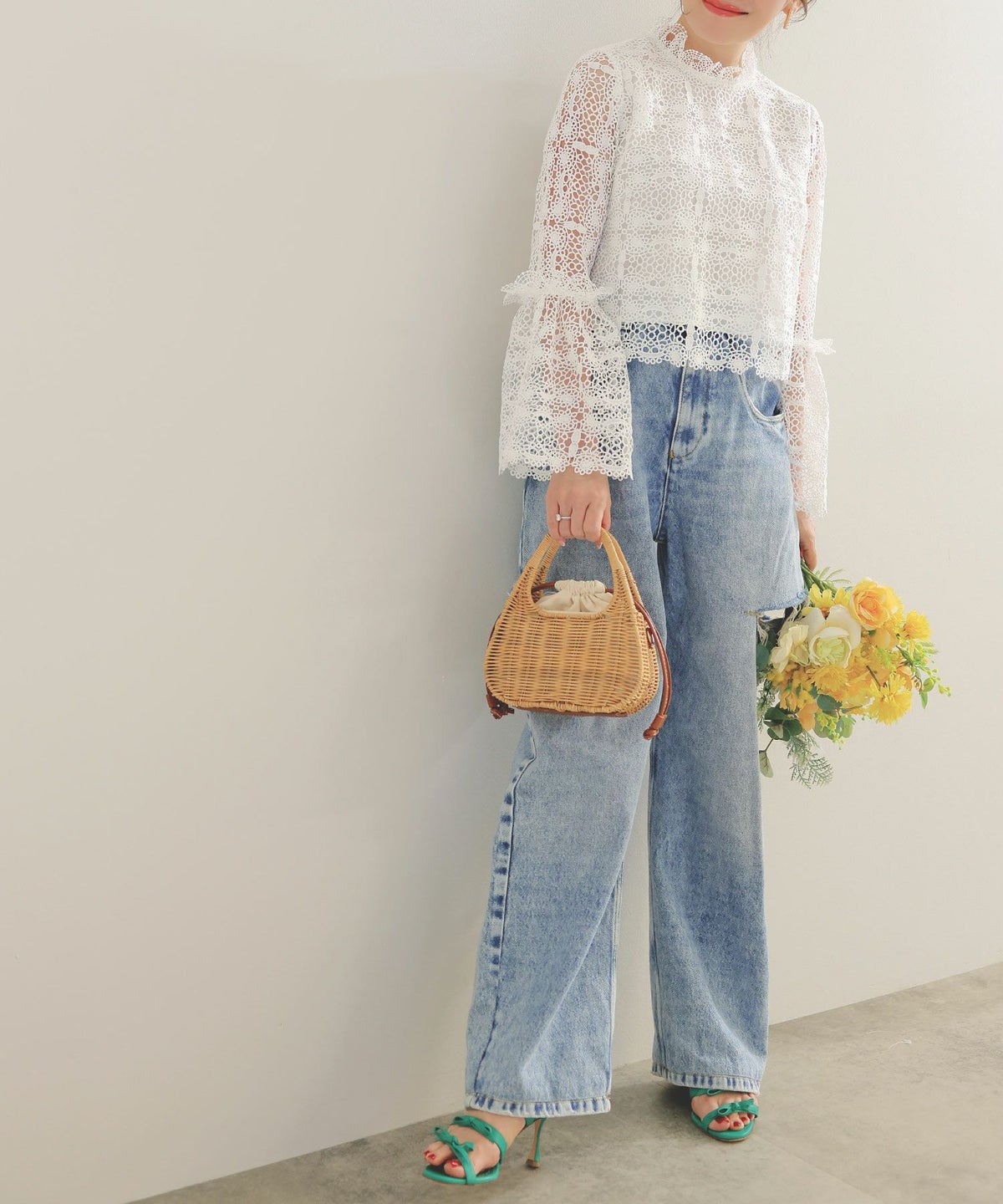 手洗い可レーススタンドカラーおしゃれフェミニン透け感上品きれいめオケージョン長袖白黒ジョイントスペース