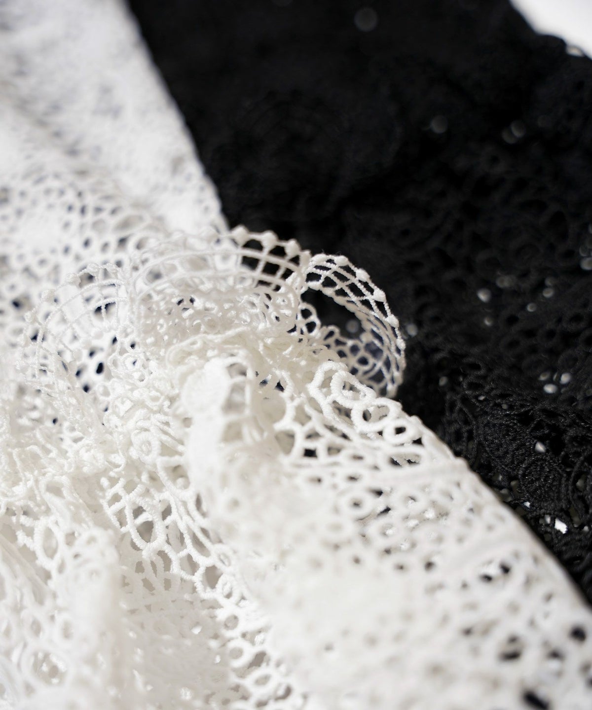 手洗い可レーススタンドカラーおしゃれフェミニン透け感上品きれいめオケージョン長袖白黒ジョイントスペース
