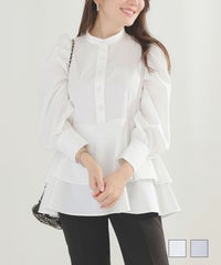 手洗い可くるみ釦フェミニンオフィス春上品大人可愛いきれいめジョイントスペース パフスリーブ ２段 ペプラム ブラウス Liala×PG