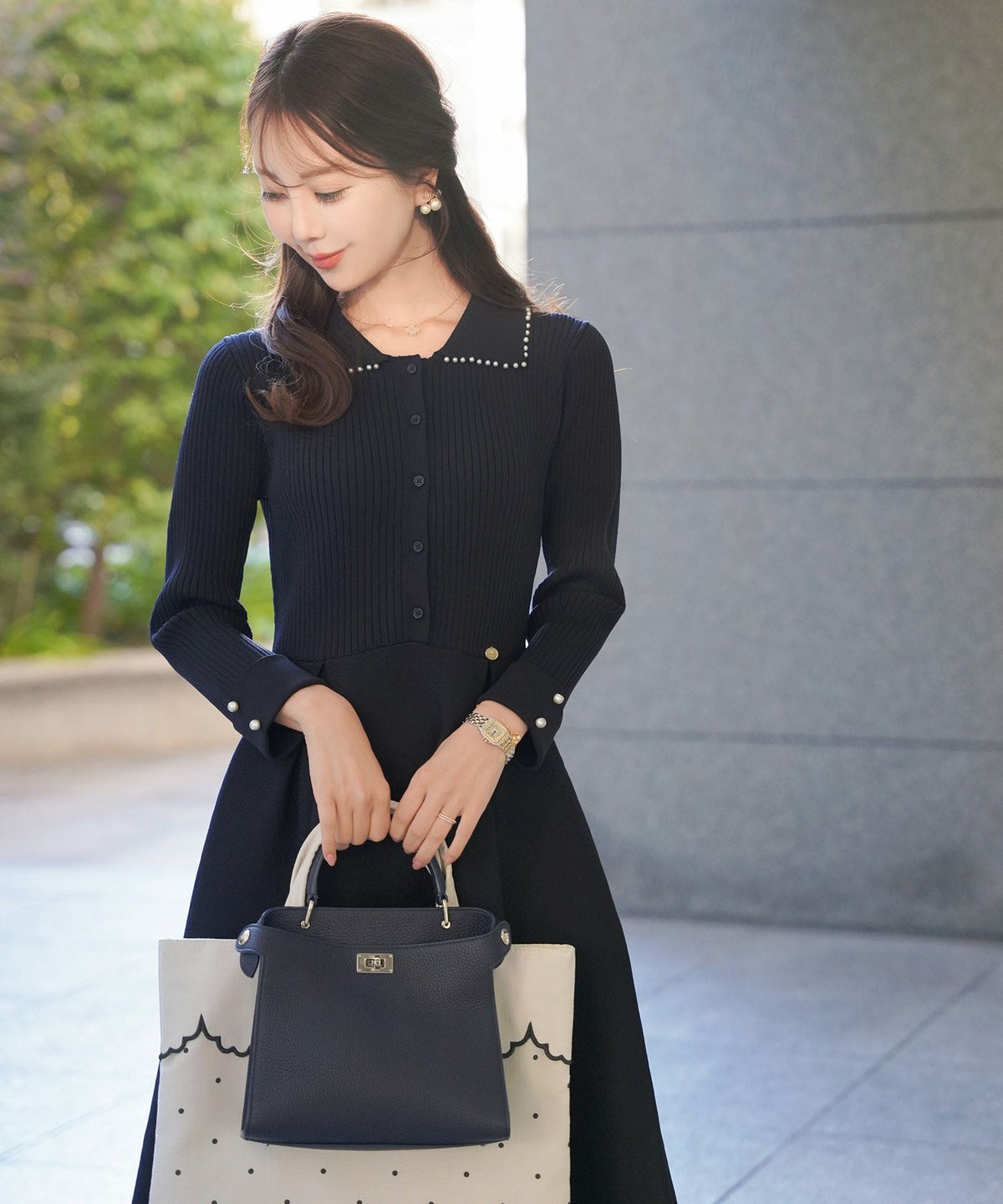 レディース/ワンピース/ニットワンピース/ニット/襟/パール/トリム/長袖/ロング/ミモレ/フレアシルエット/タック/前あき/ピンクベージュ/ブルーグレー/ネイビー/上品/エレガント/フェミニン/大人/新色/チャコール/ベージュ/エクリュ