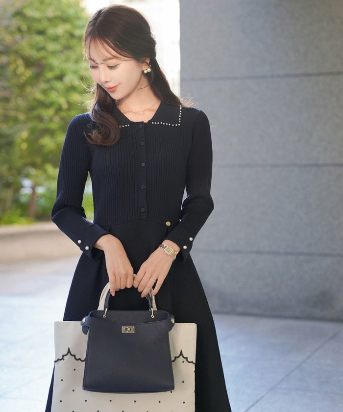 レディース/ワンピース/ニットワンピース/ニット/襟/パール/トリム/長袖/ロング/ミモレ/フレアシルエット/タック/前あき/ピンクベージュ/ブルーグレー/ネイビー/上品/エレガント/フェミニン/大人/新色/チャコール/ベージュ/エクリュ