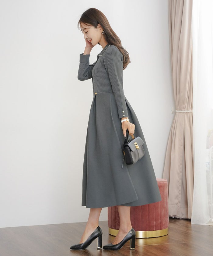 レディース/ワンピース/ニットワンピース/ニット/襟/パール/トリム/長袖/ロング/ミモレ/フレアシルエット/タック/前あき/ピンクベージュ/ブルーグレー/ネイビー/上品/エレガント/フェミニン/大人/新色/チャコール/ベージュ/エクリュ