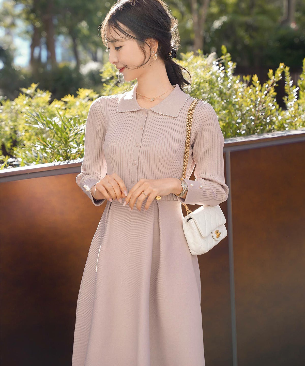レディース/ワンピース/ニットワンピース/ニット/襟/パール/トリム/長袖/ロング/ミモレ/フレアシルエット/タック/前あき/ピンクベージュ/ブルーグレー/ネイビー/上品/エレガント/フェミニン/大人/新色/チャコール/ベージュ/エクリュ