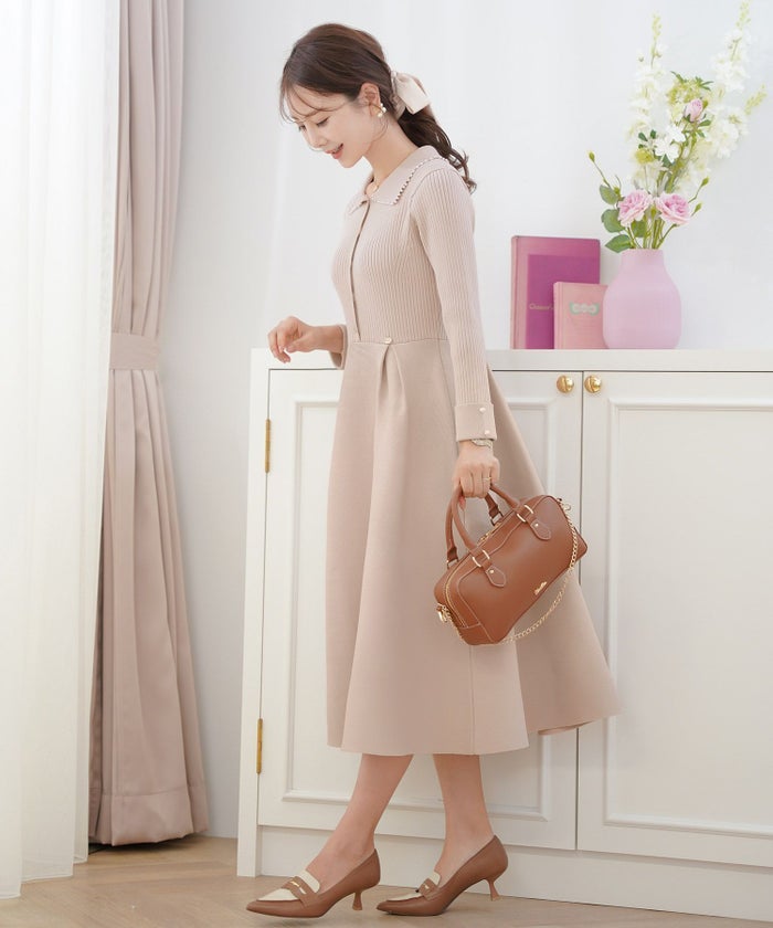 レディース/ワンピース/ニットワンピース/ニット/襟/パール/トリム/長袖/ロング/ミモレ/フレアシルエット/タック/前あき/ピンクベージュ/ブルーグレー/ネイビー/上品/エレガント/フェミニン/大人/新色/チャコール/ベージュ/エクリュ